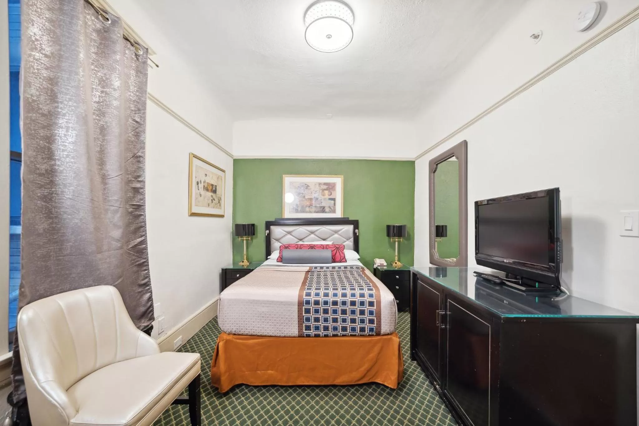 TV and multimedia, Bed in Union Square Plaza Hotel