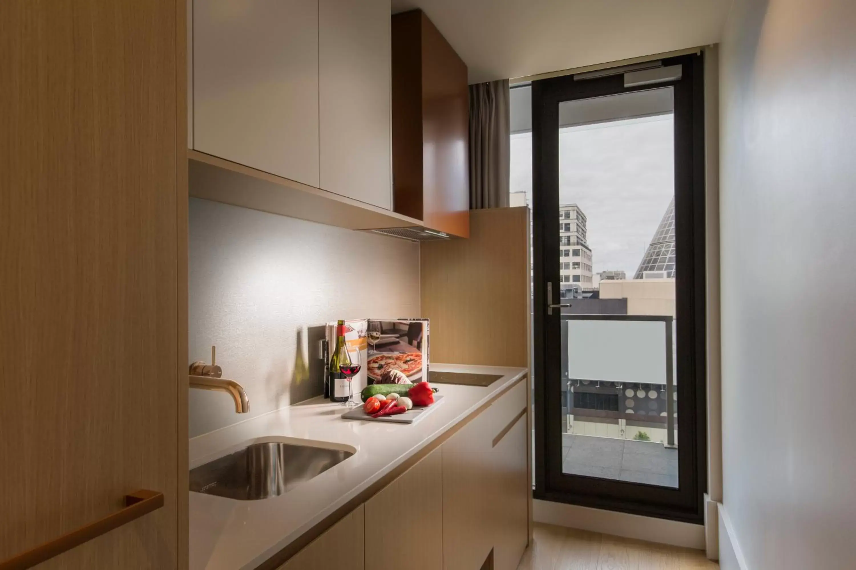 Coffee/tea facilities, Kitchen/Kitchenette in Brady Hotels Central Melbourne
