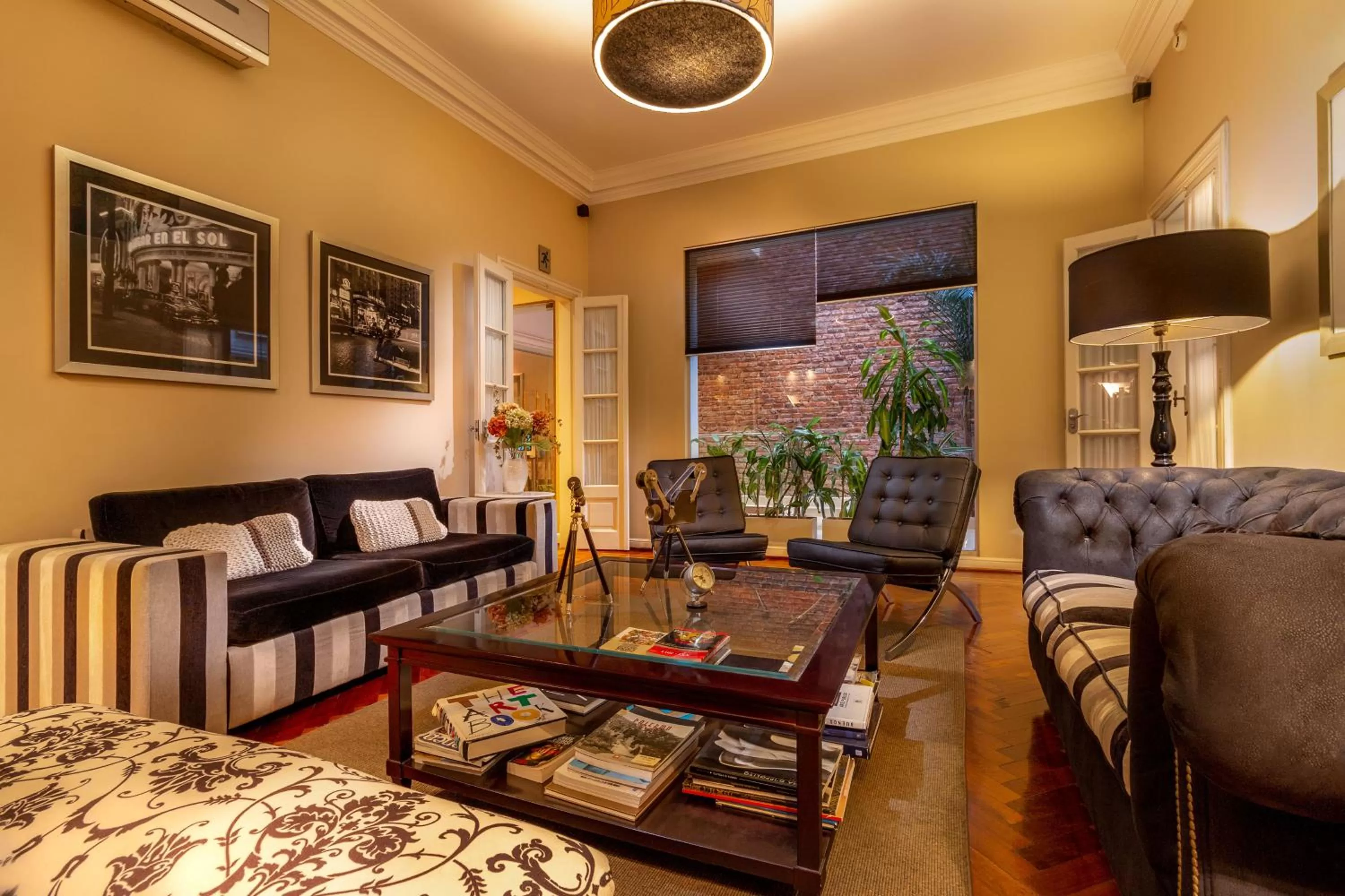 Communal lounge/ TV room in Duque Hotel Boutique & Spa