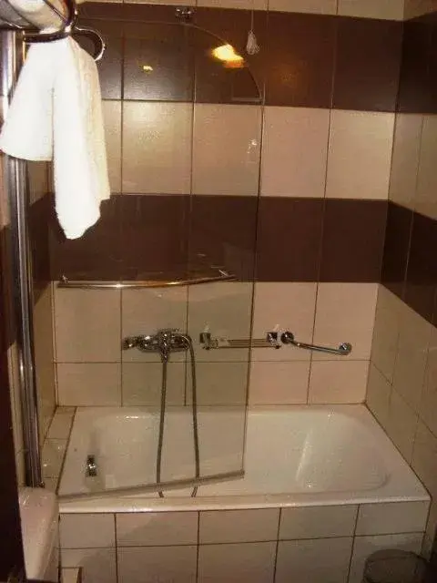 Bathroom in Hotel Electra
