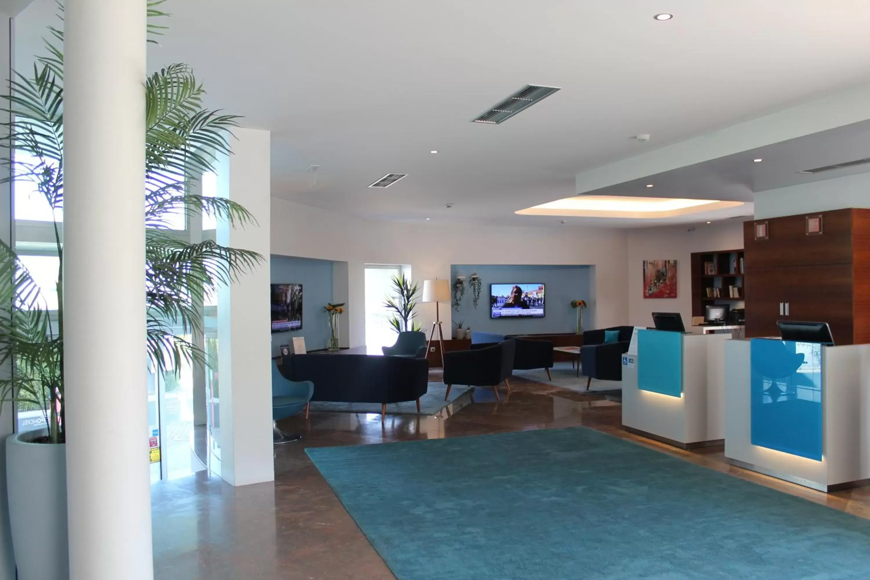 Communal lounge/ TV room, Lobby/Reception in OPOHOTEL Porto Aeroporto