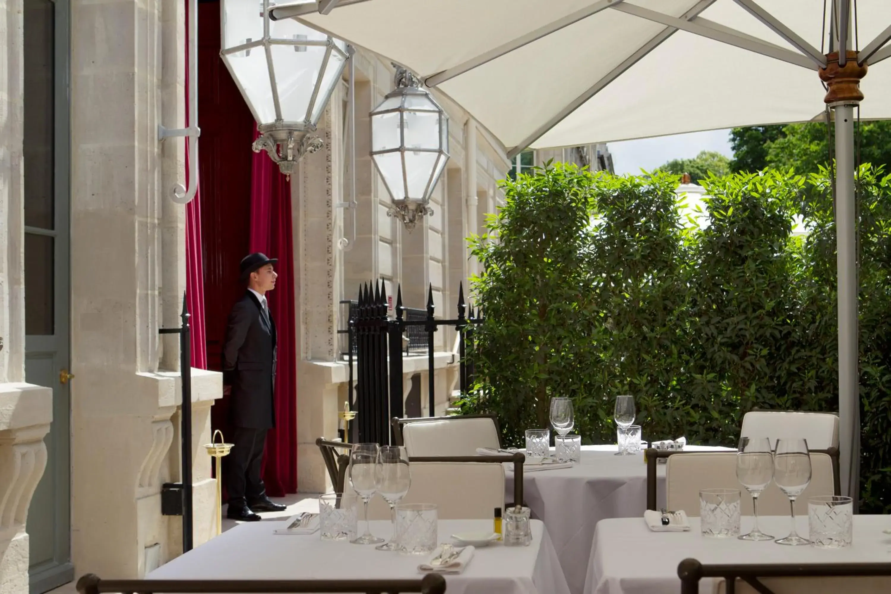 Patio, Restaurant/Places to Eat in La Réserve Paris Hotel & Spa