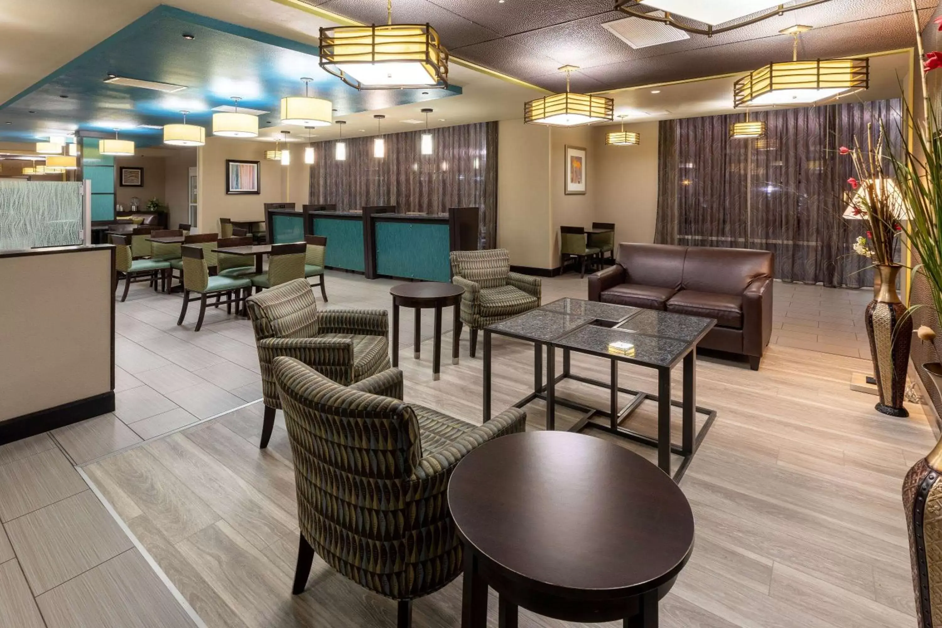 Restaurant/places to eat, Lounge/Bar in La Quinta Inn & Suites by Wyndham Durant