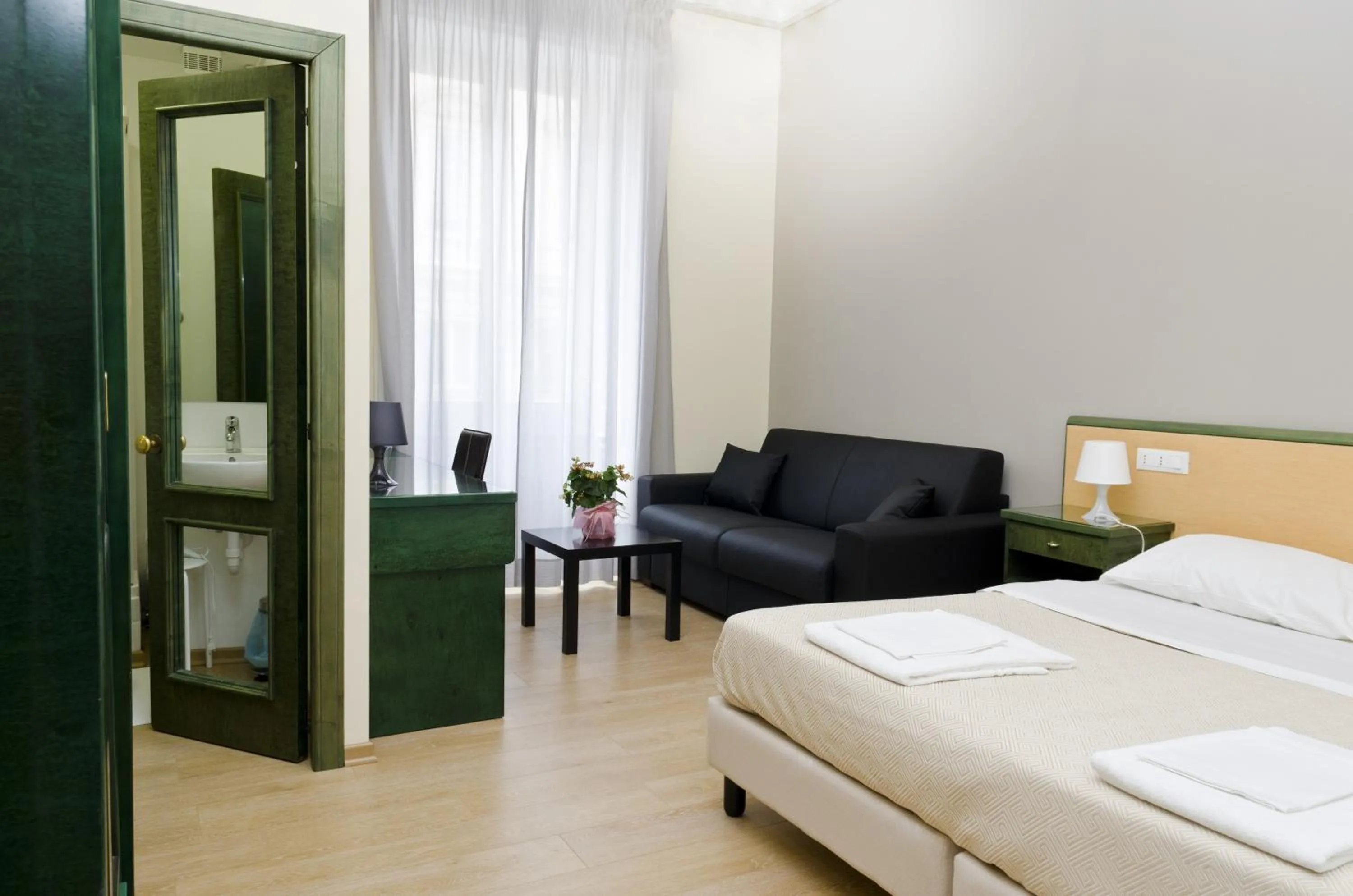 Photo of the whole room, Bed in Hotel Suisse