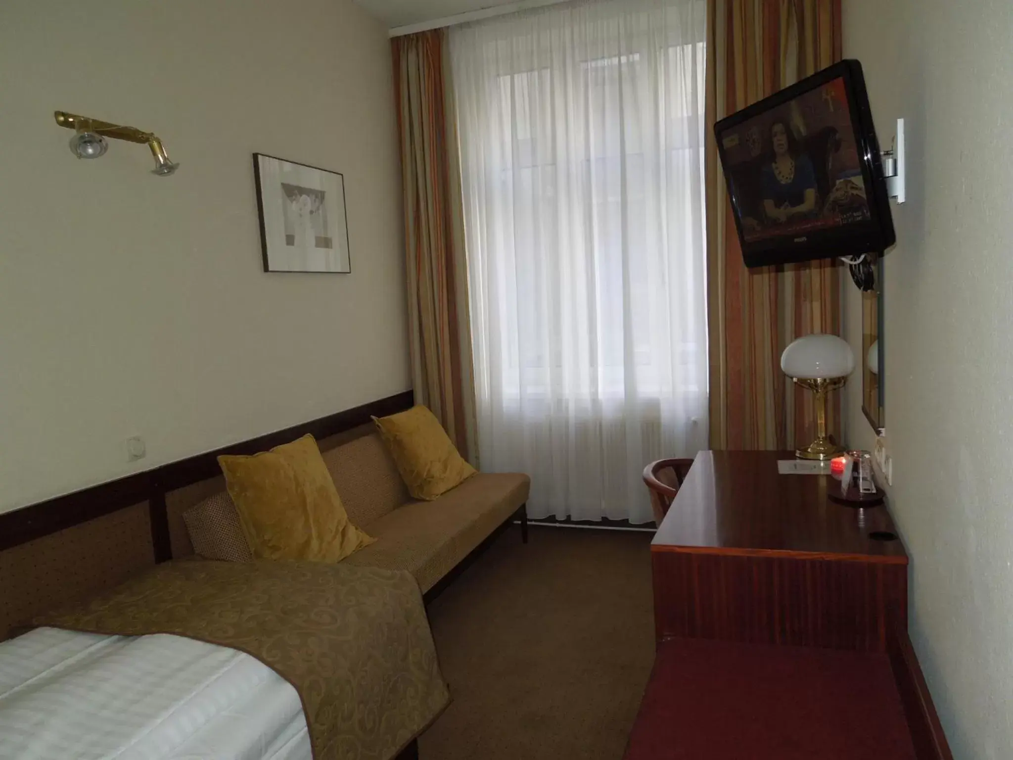 Bedroom, TV/Entertainment Center in Continental Hotel-Pension