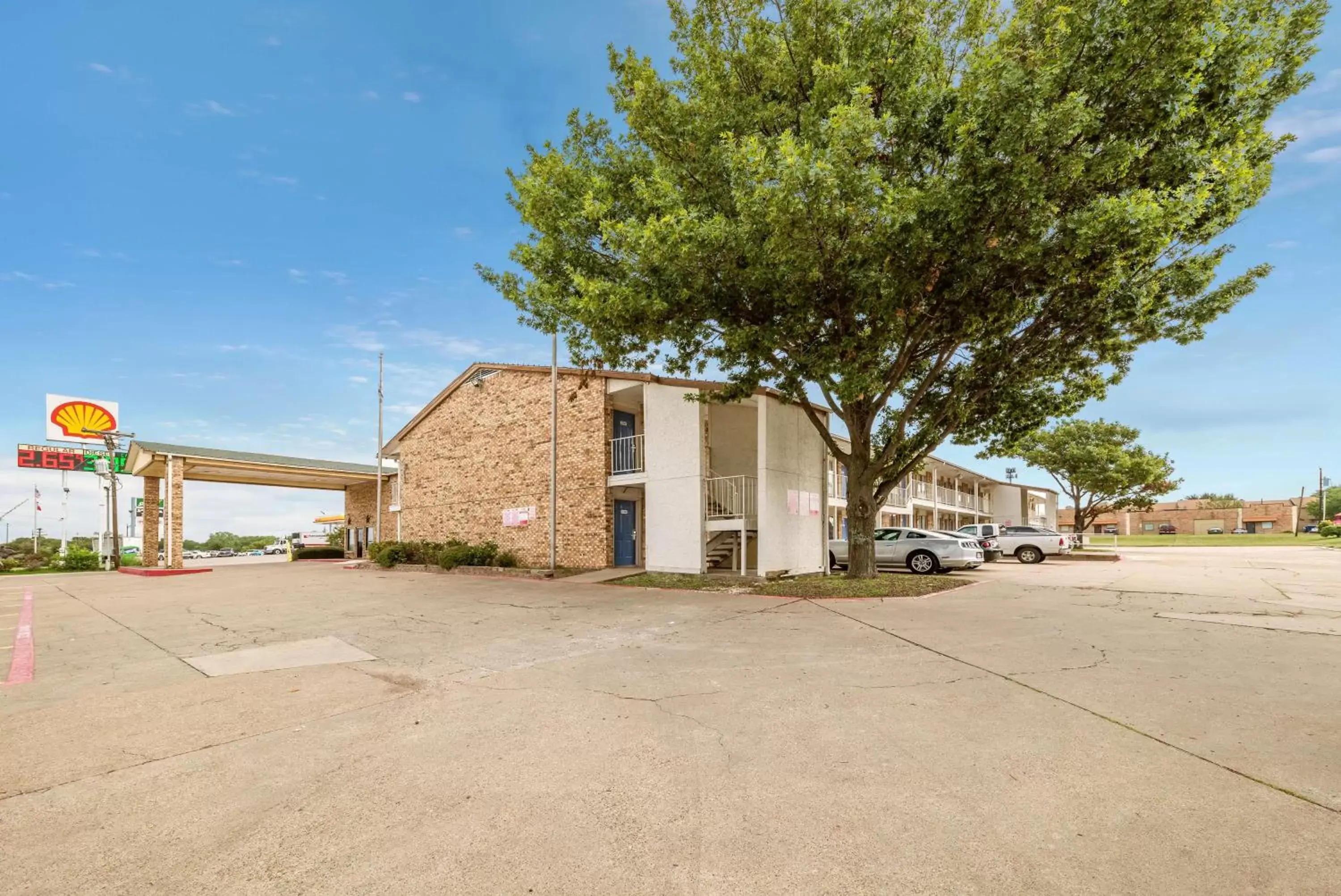 Property Building in Motel 6-Red Oak, TX - Dallas