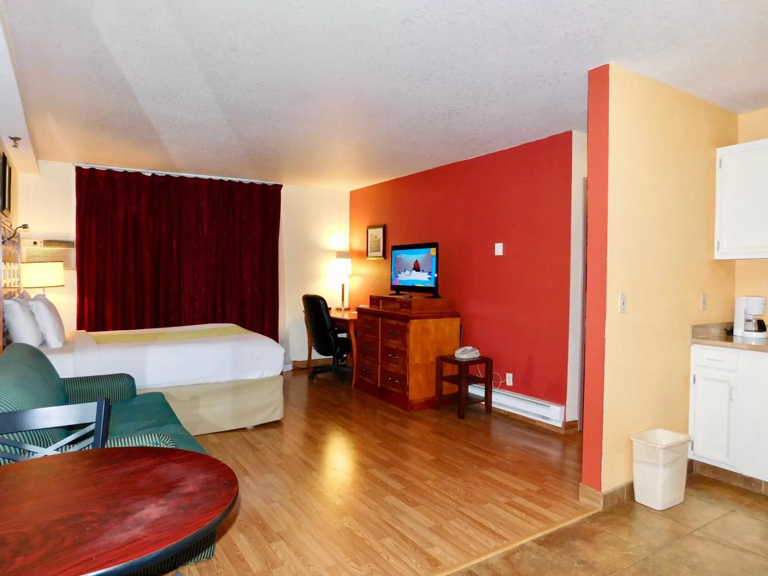 Living room, TV/Entertainment Center in Americas Best Value Inn & Suites Anchorage Airport