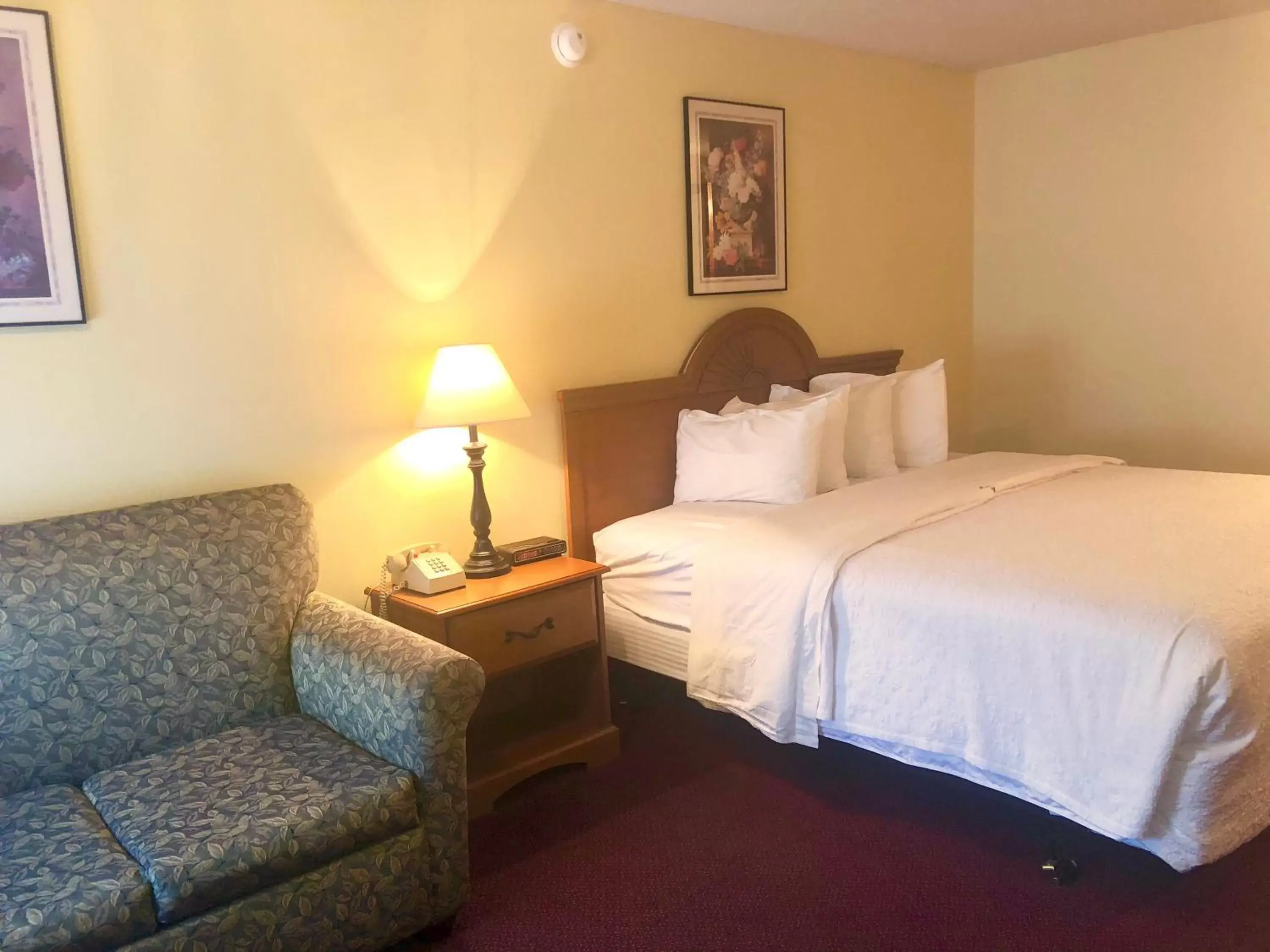 Bed in Honeysuckle Inn & Conference Center