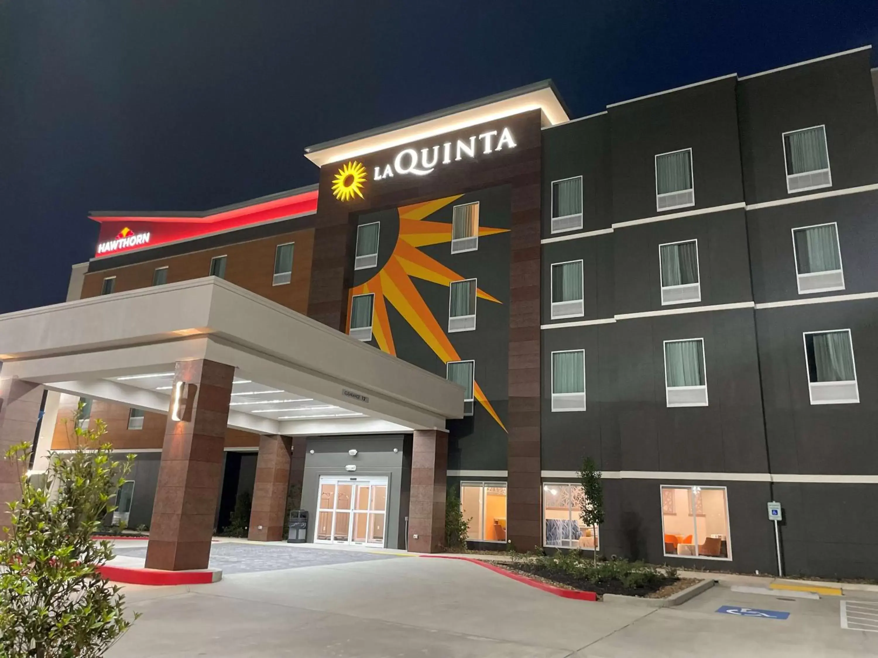 Property Building in La Quinta Inn & Suites by Wyndham Sulphur