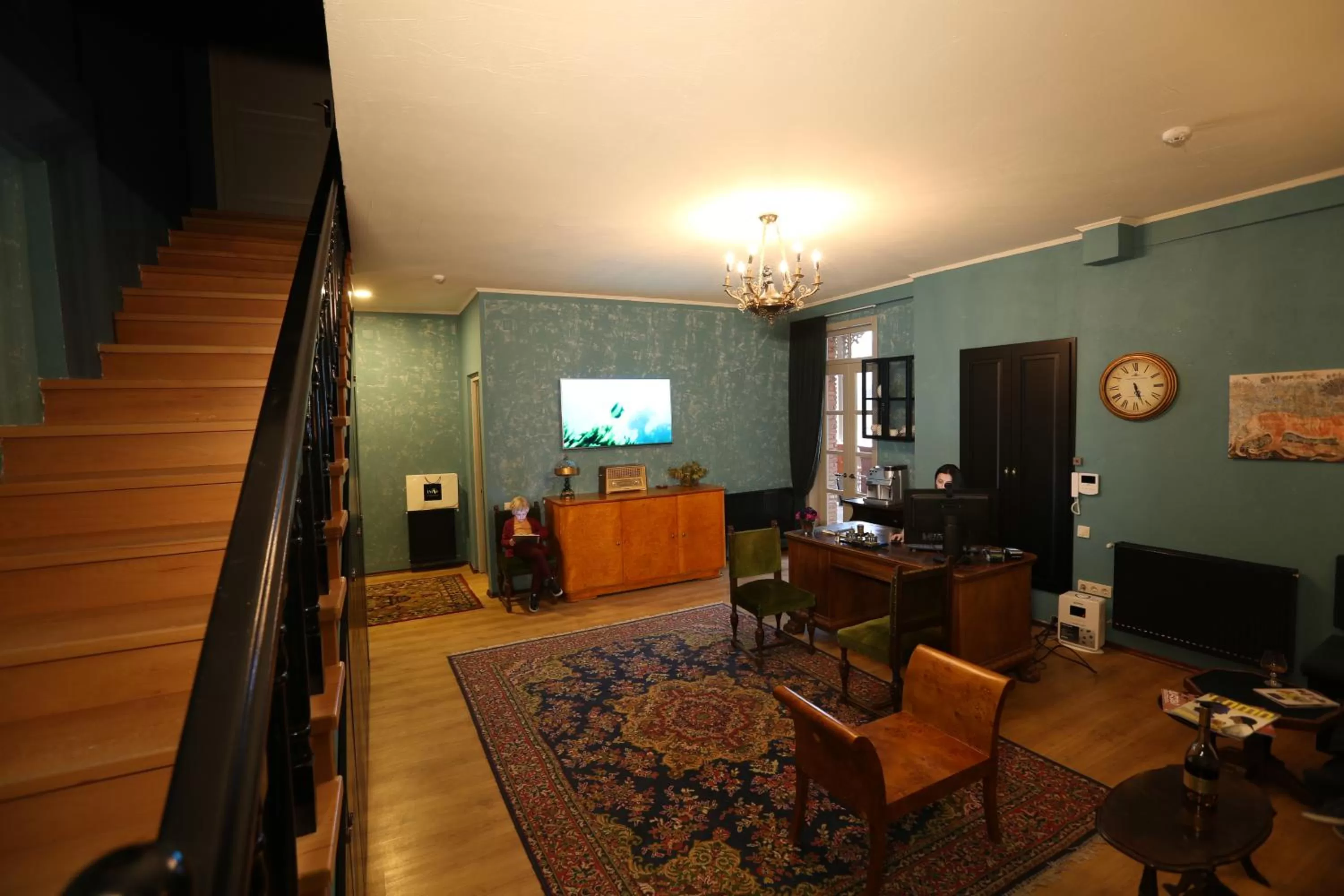 Communal lounge/ TV room in Kindli Boutique Hotel