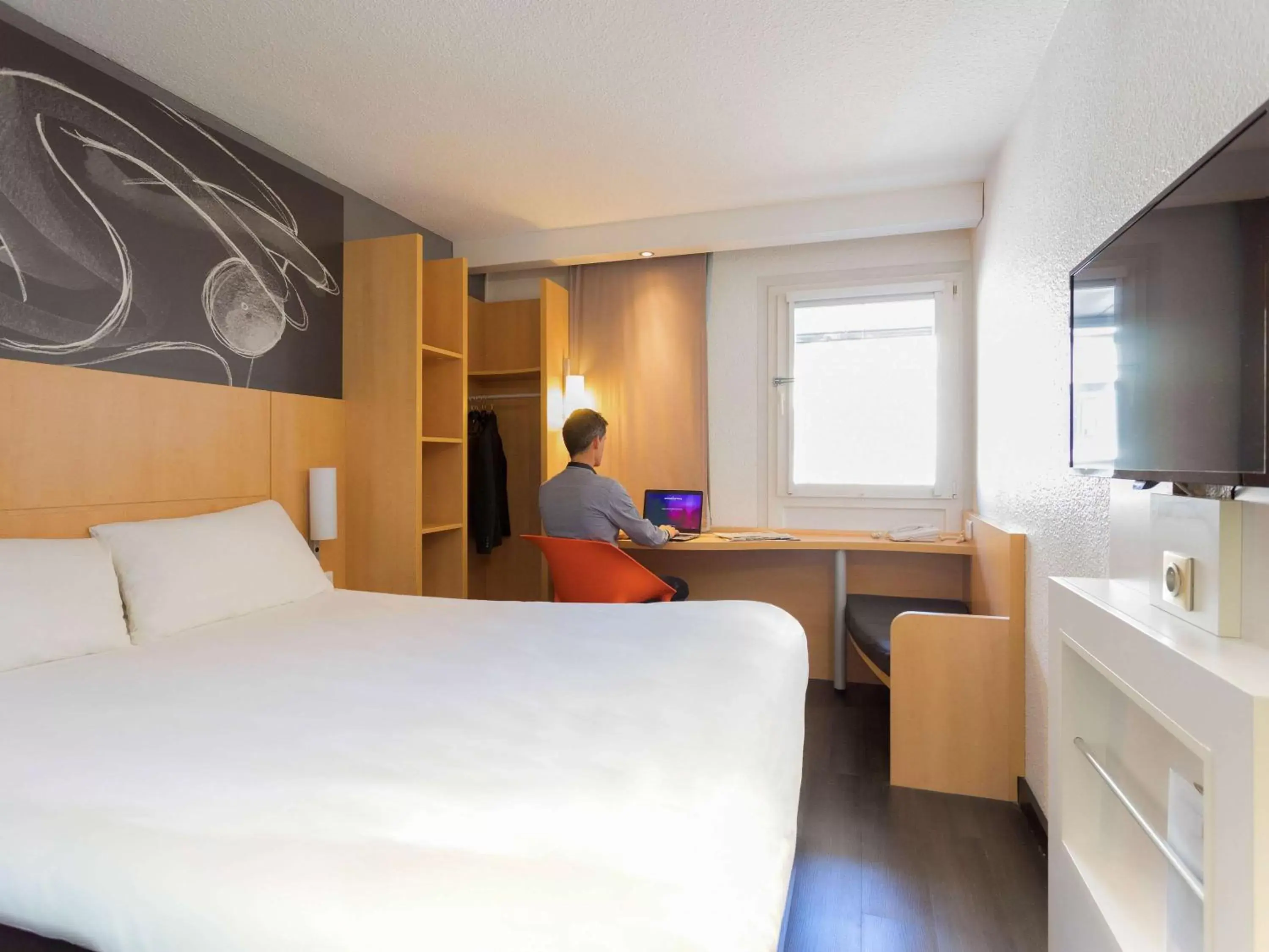 Photo of the whole room in ibis Grenoble Centre Bastille