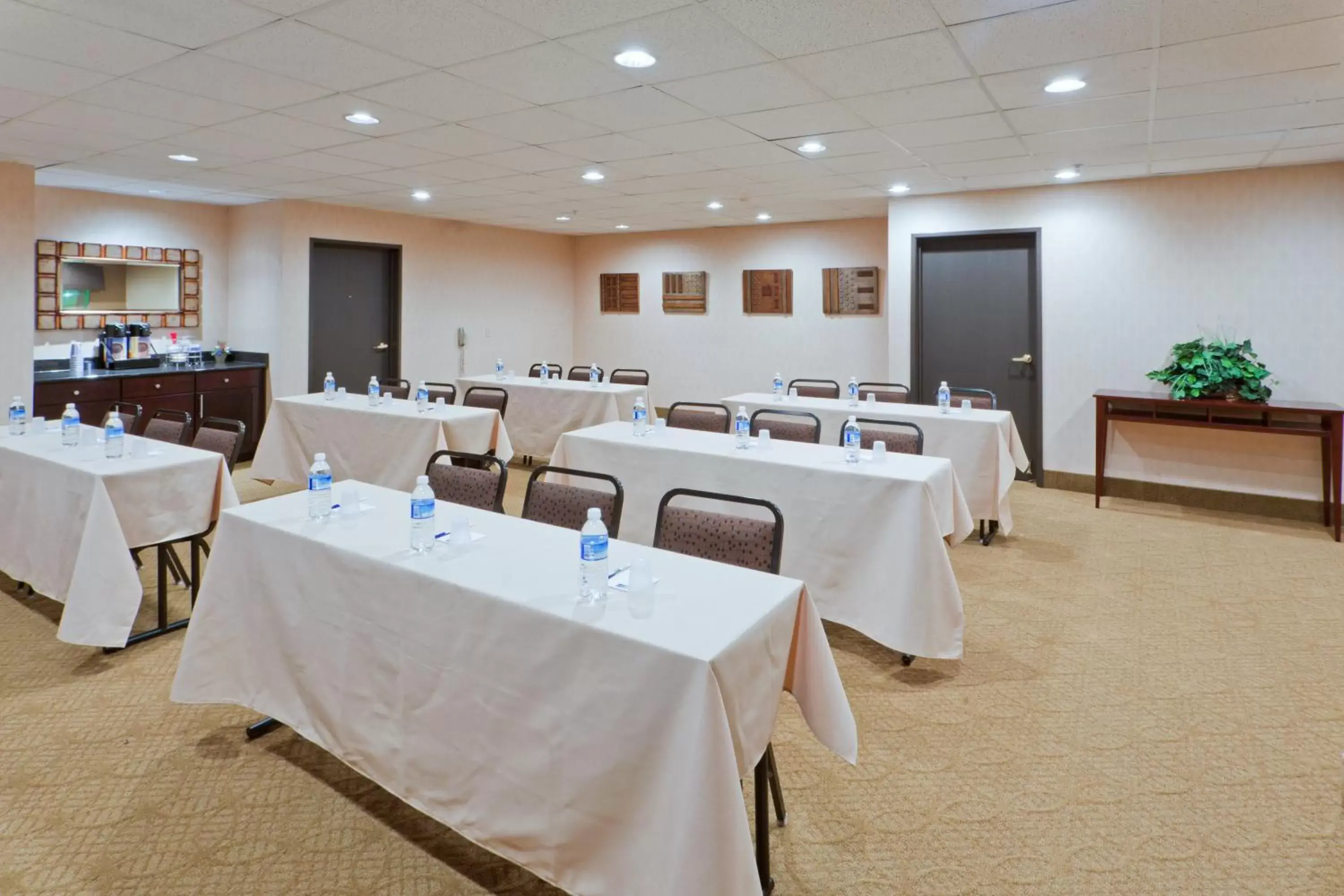 Meeting/conference room in Holiday Inn Express & Suites Ashtabula-Geneva, an IHG Hotel