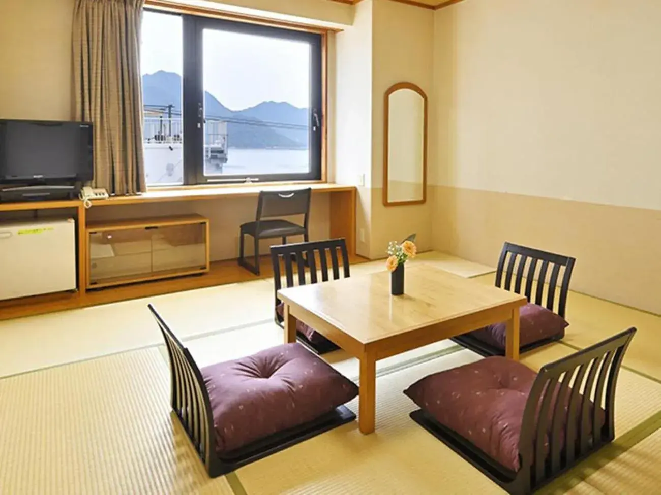 Photo of the whole room, Dining Area in Miyajima Coral Hotel