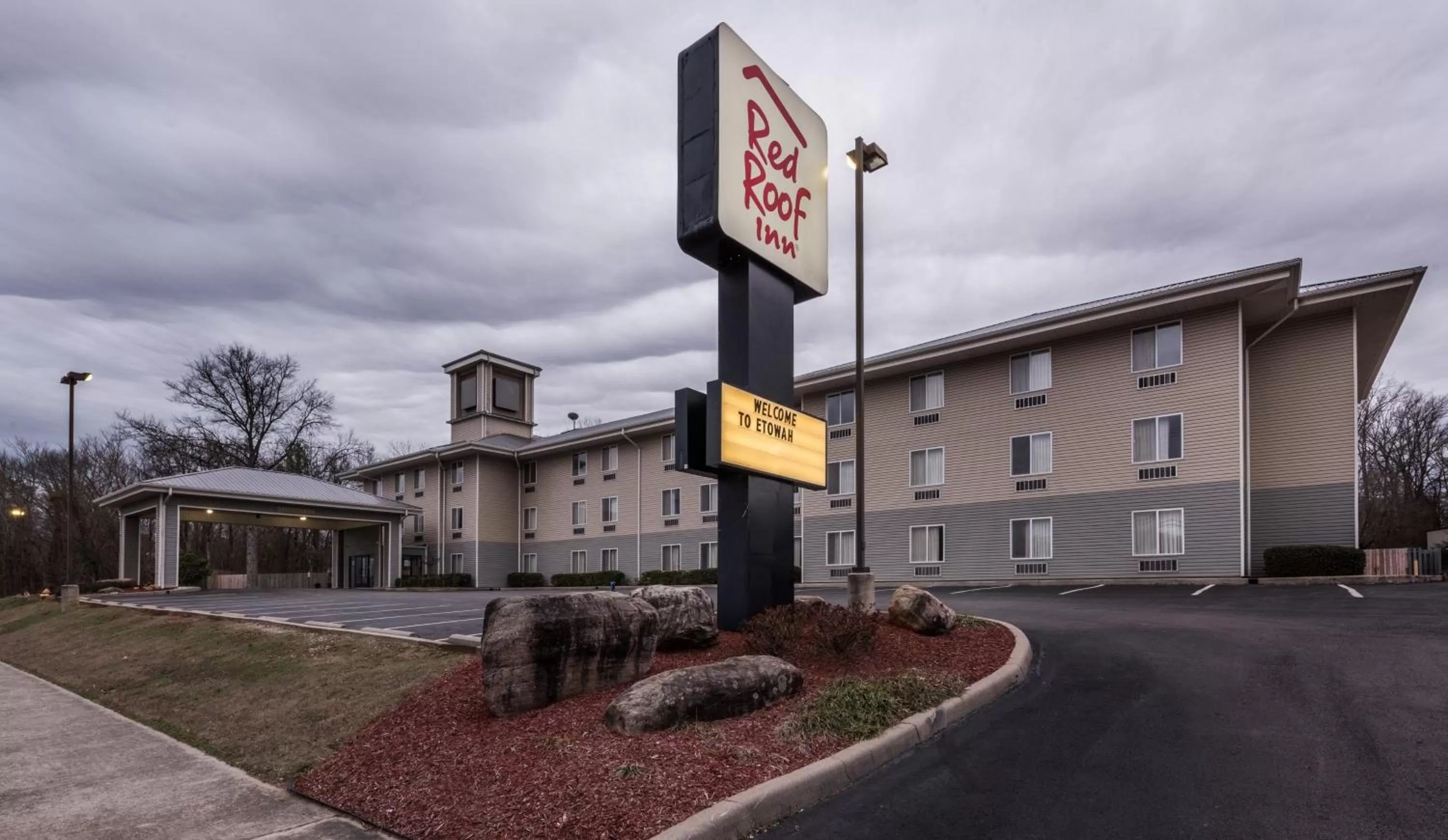 Property building in Red Roof Inn Etowah – Athens, TN