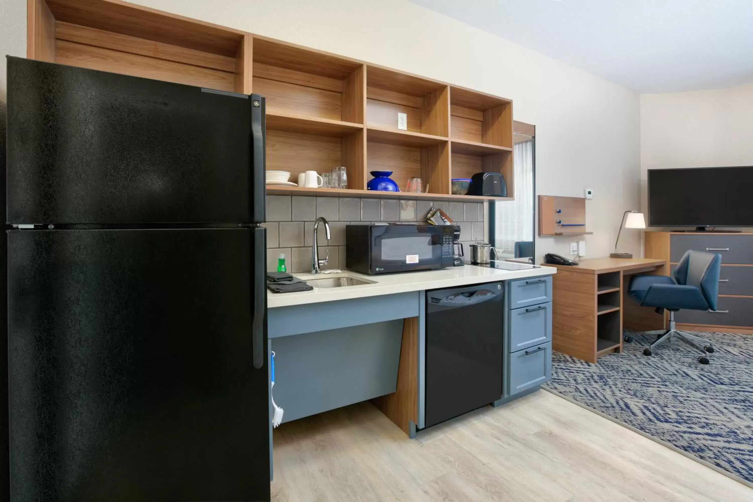 Photo of the whole room, Kitchen/Kitchenette in Candlewood Suites Idaho Falls, an IHG Hotel