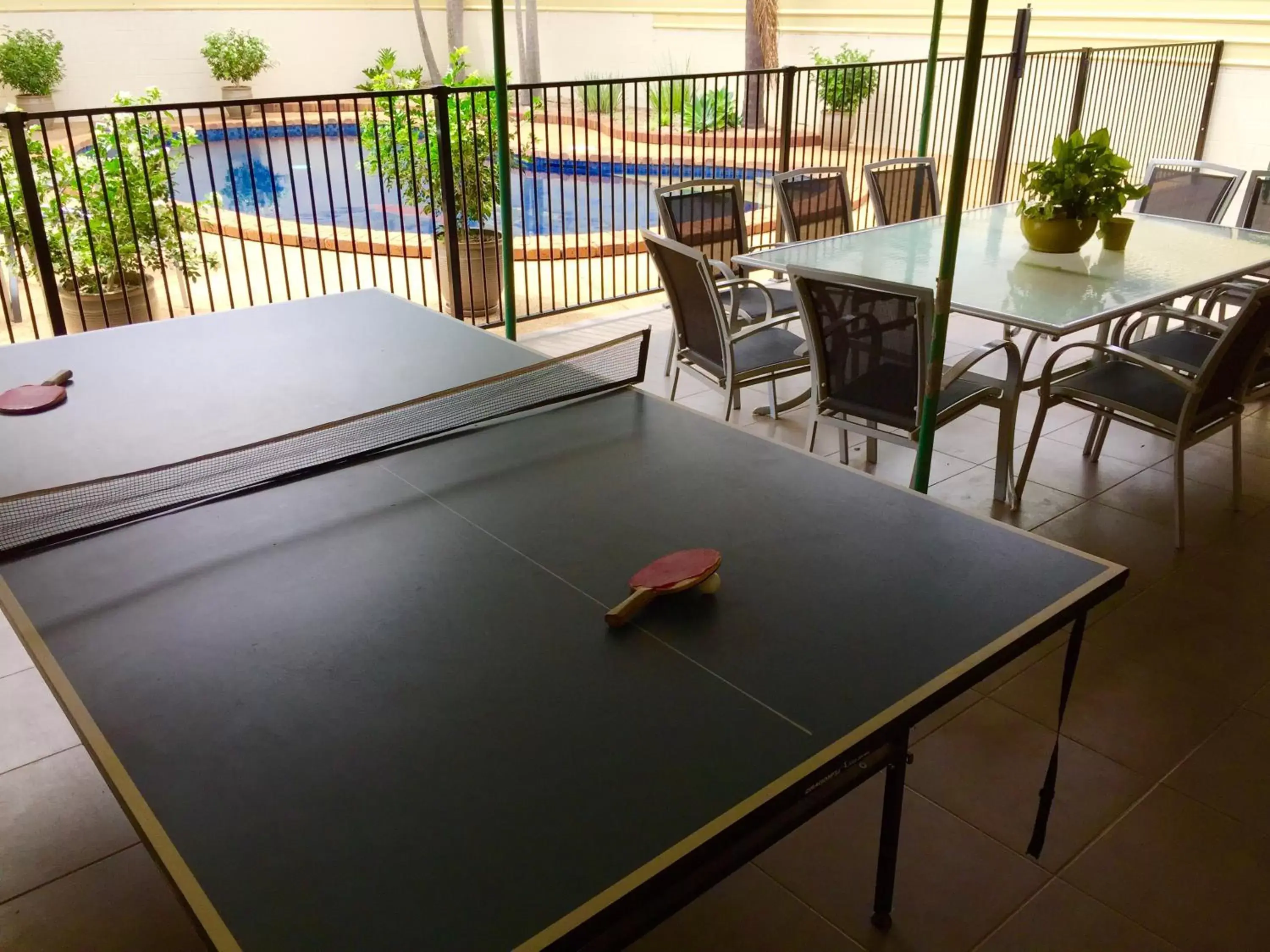 BBQ facilities, Table Tennis in Ruthven Street Motor Inn