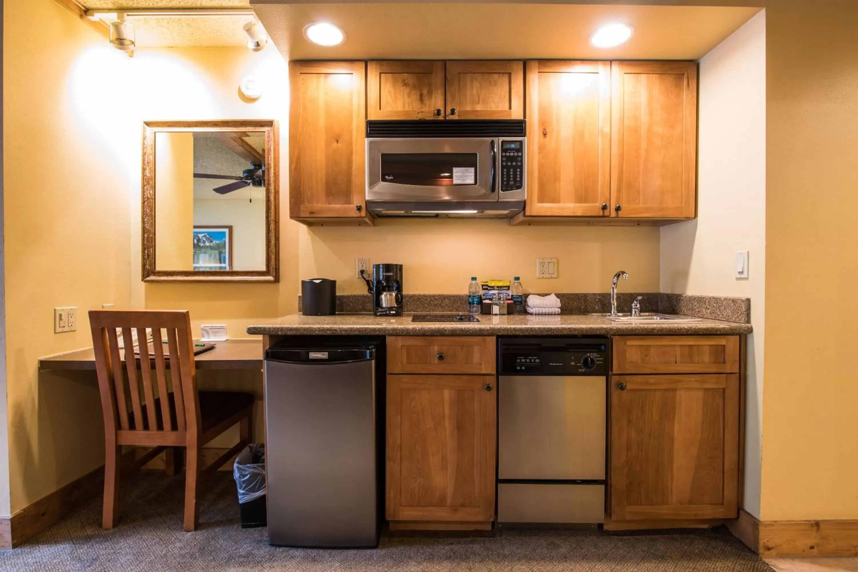 Kitchen or kitchenette, Kitchen/Kitchenette in The Grand Lodge Hotel and Suites