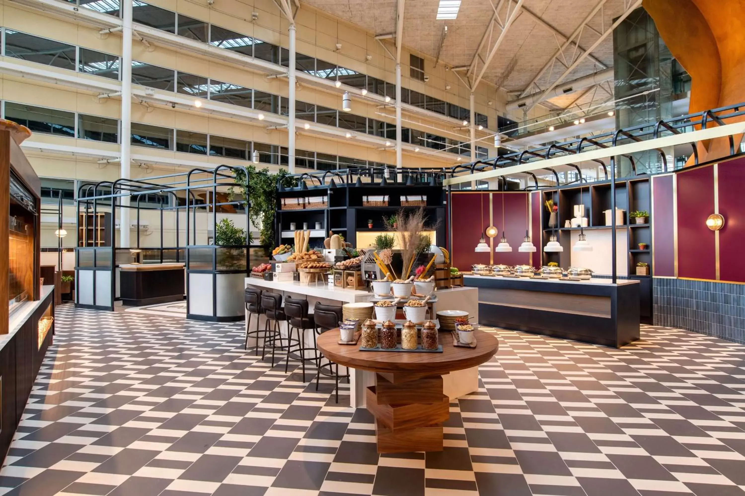 Breakfast, Restaurant/Places to Eat in Hilton London Heathrow Airport