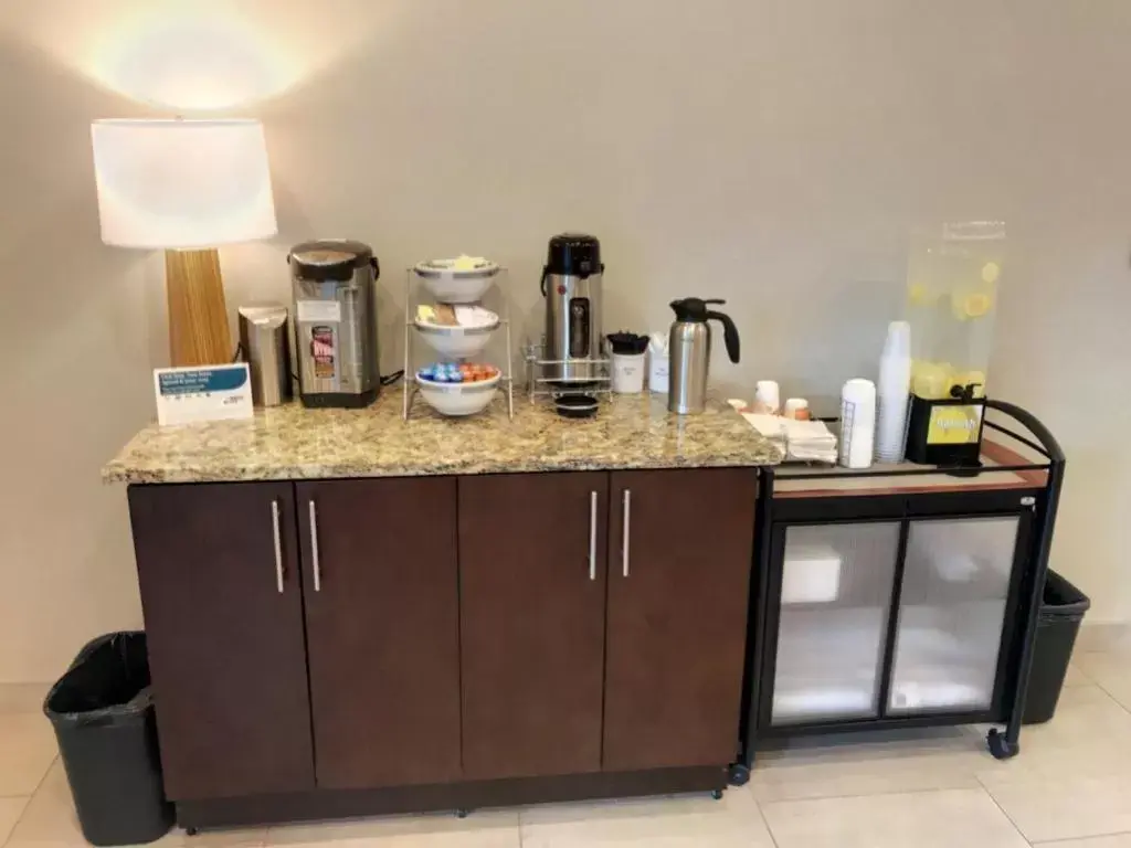 Coffee/tea facilities, Kitchen/Kitchenette in Comfort Inn & Suites Terrace