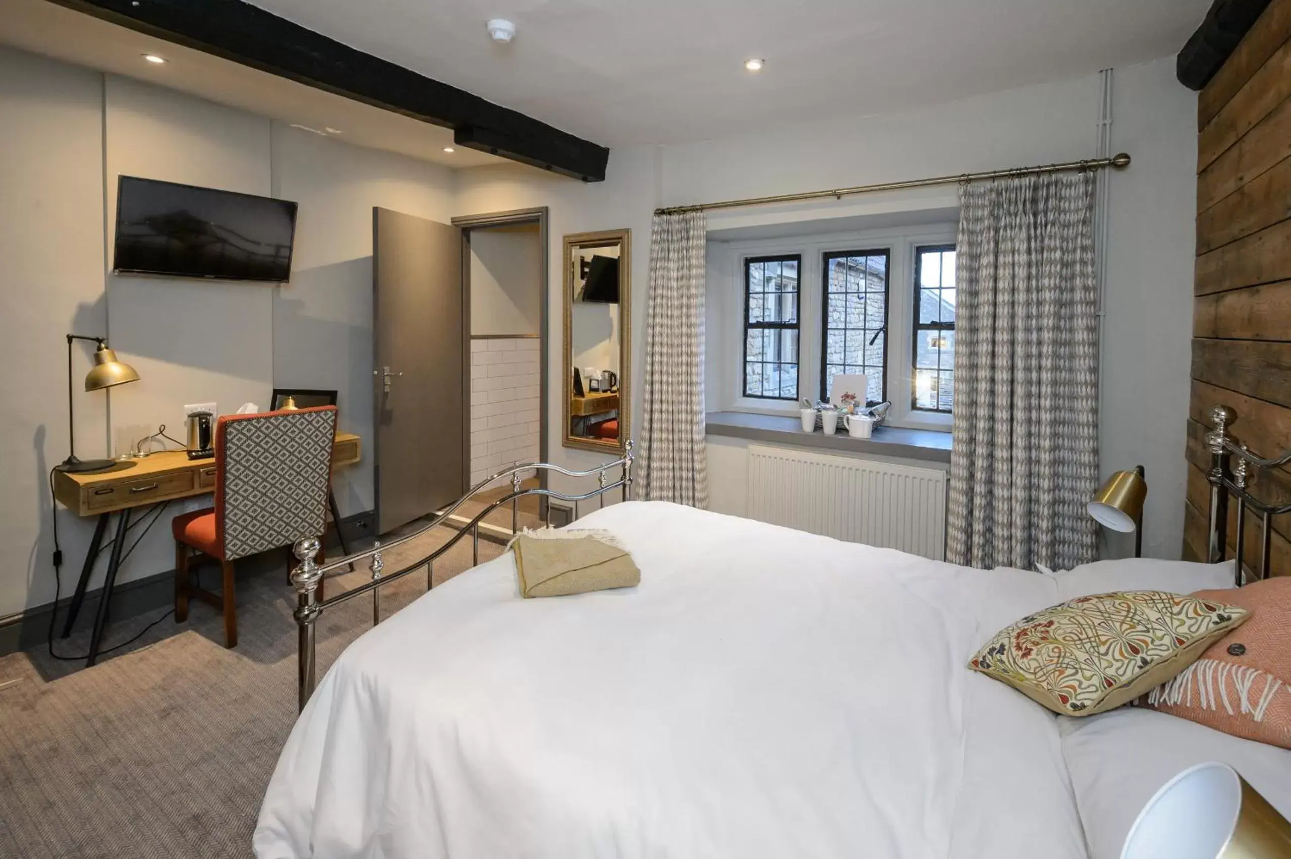 Deluxe Double Room with Shower in Kings Arms