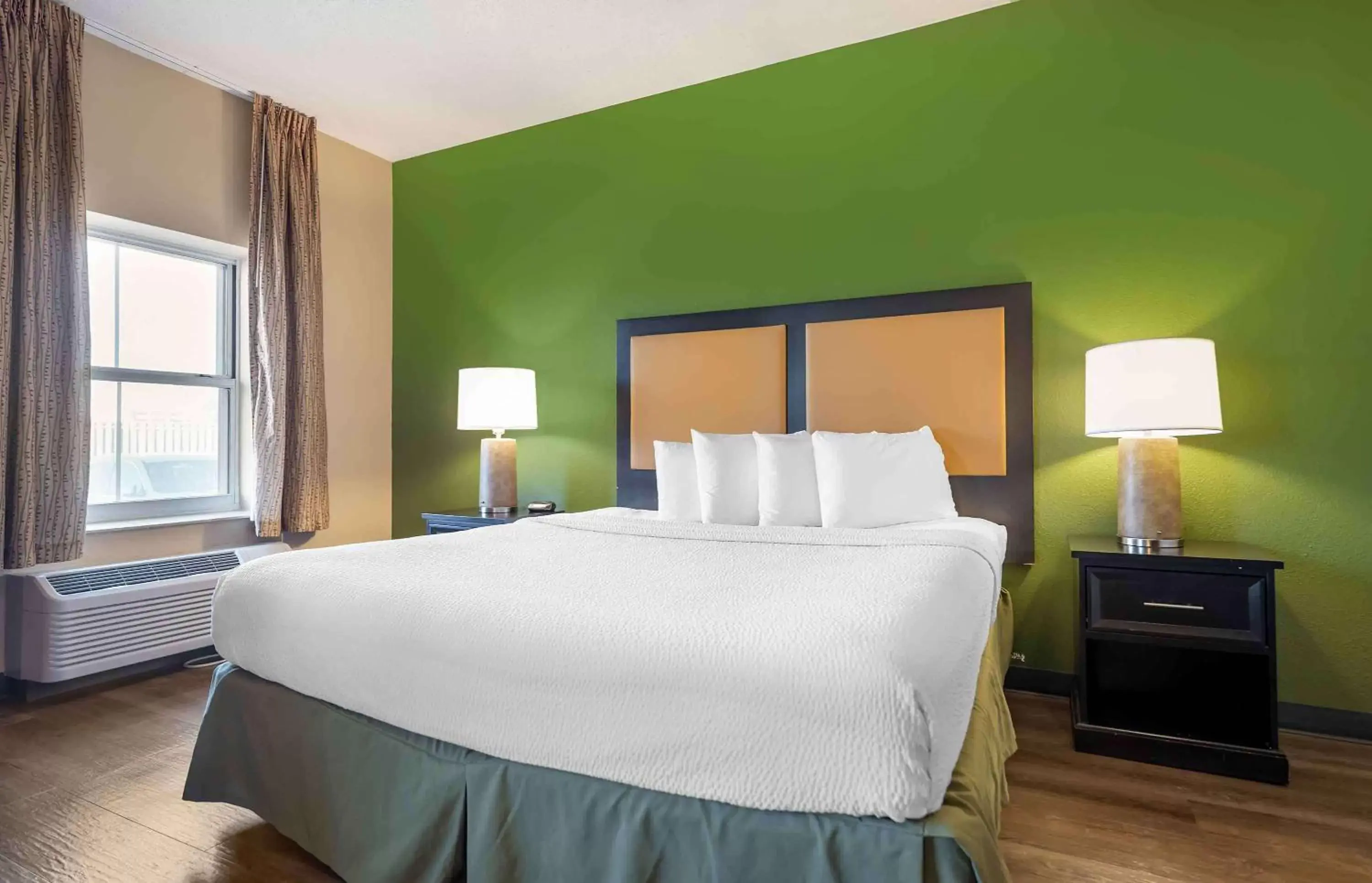 Bedroom, Bed in Extended Stay America Suites - Chicago - O'Hare - Allstate Arena