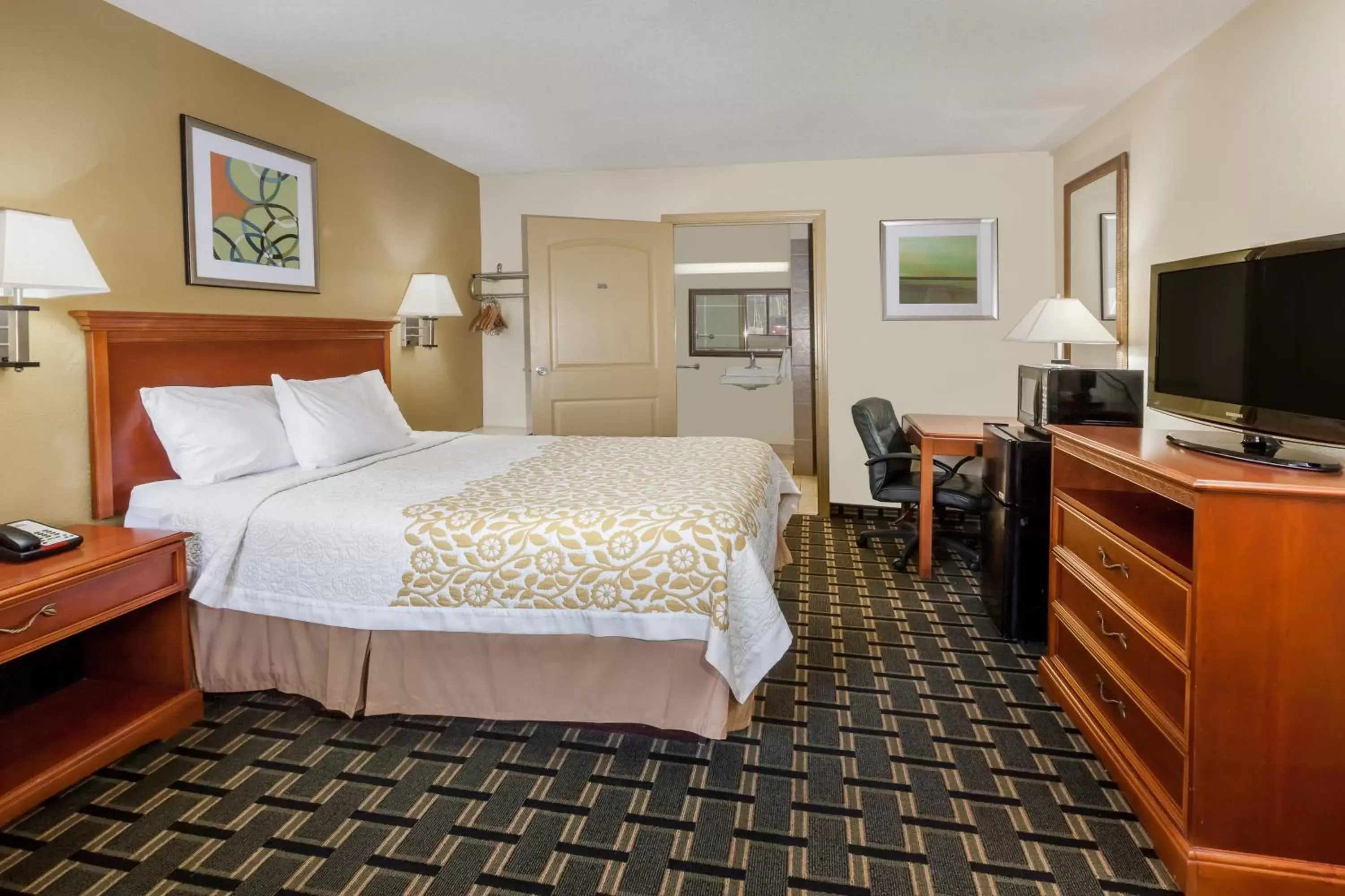 Bed in Days Inn by Wyndham Kent - Akron