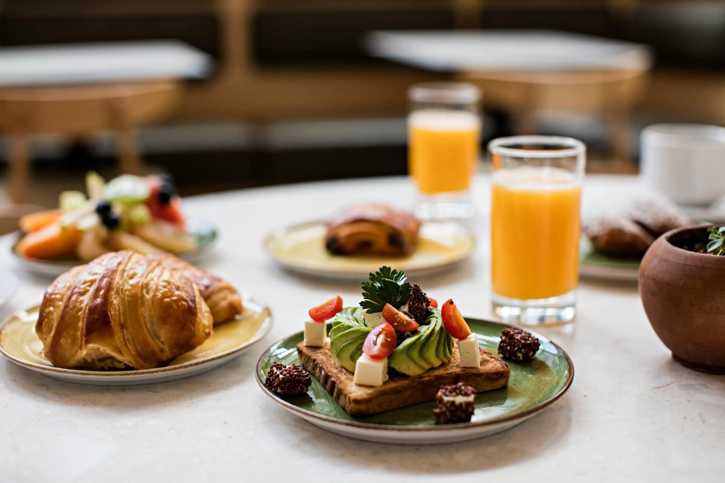 Food and drinks in Met Hotel