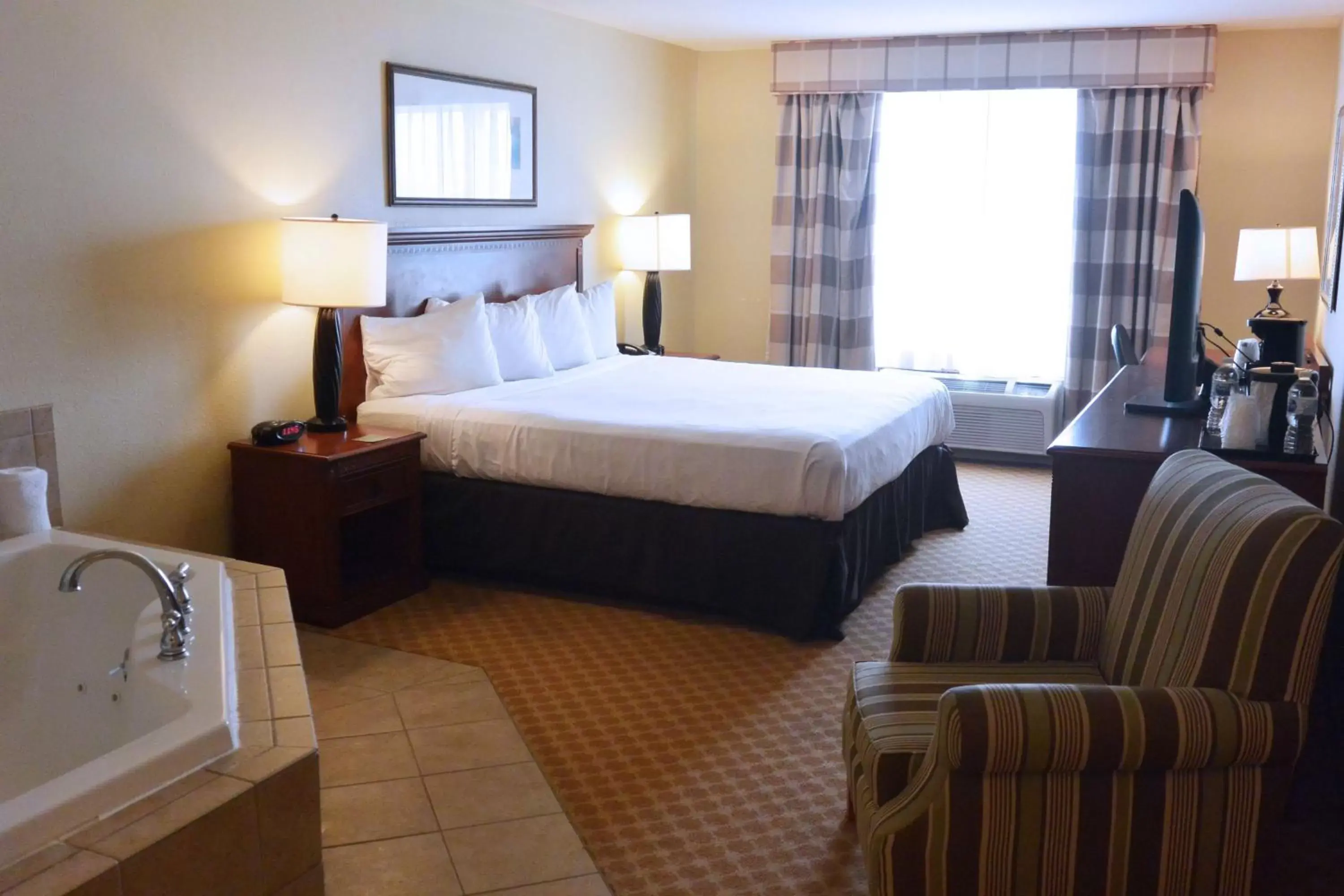 Photo of the whole room, Bed in Country Inn & Suites by Radisson, Peoria North, IL