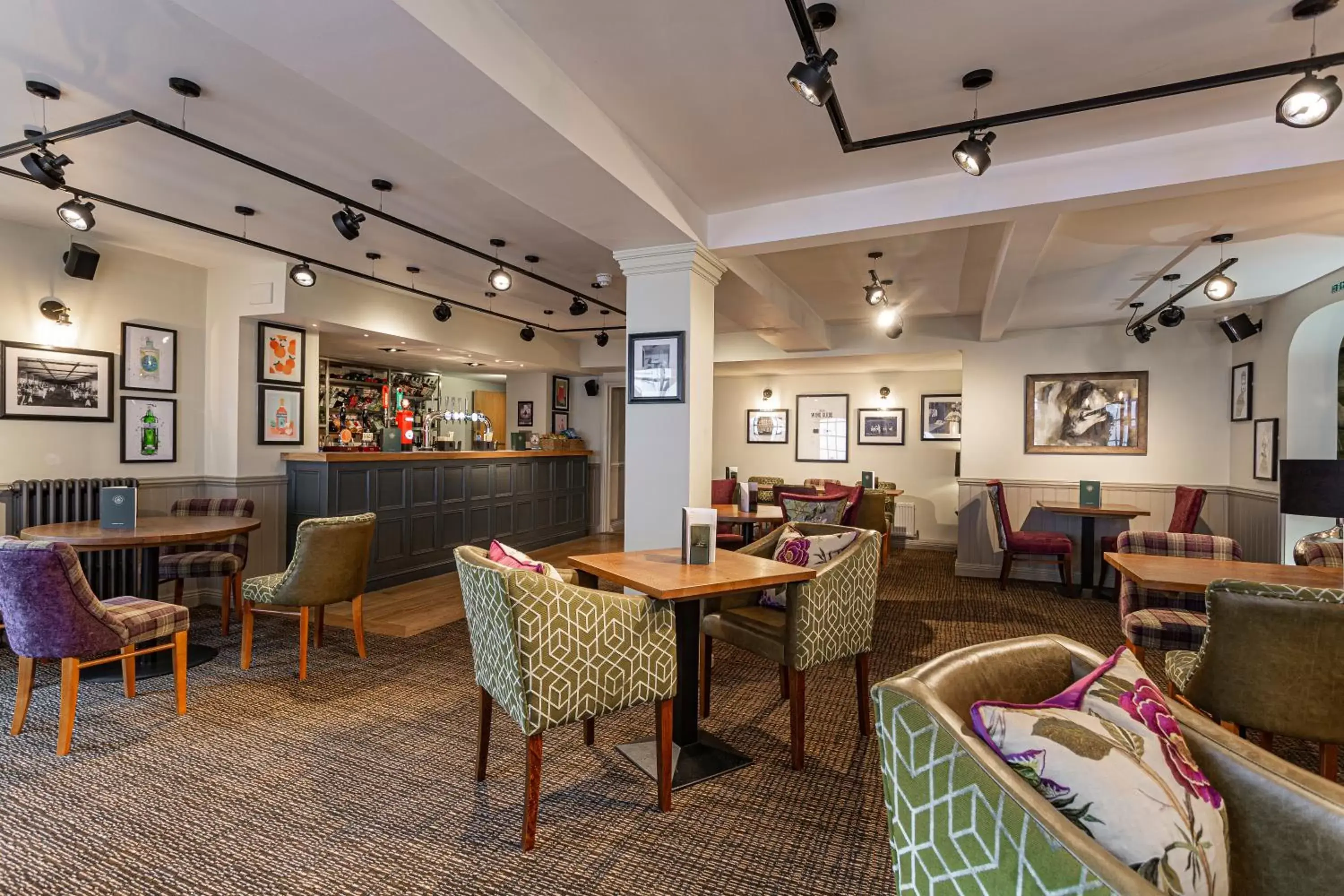 Lounge or bar, Restaurant/Places to Eat in The White Horse Hotel, Romsey, Hampshire