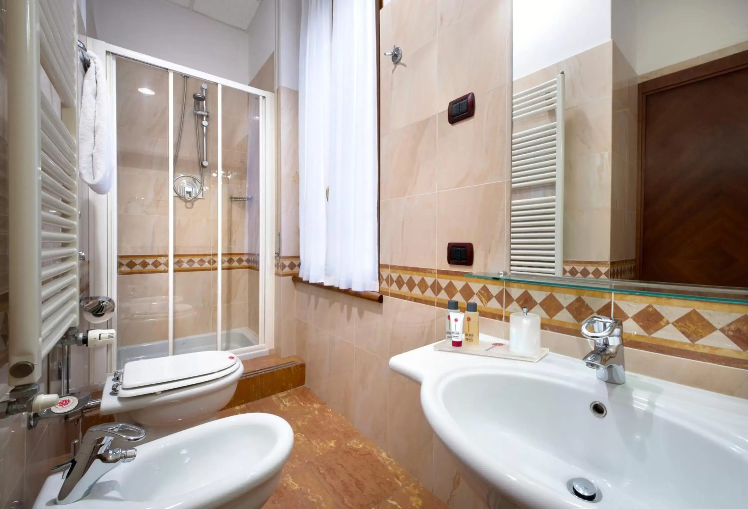 Shower, Bathroom in Lancaster Hotel