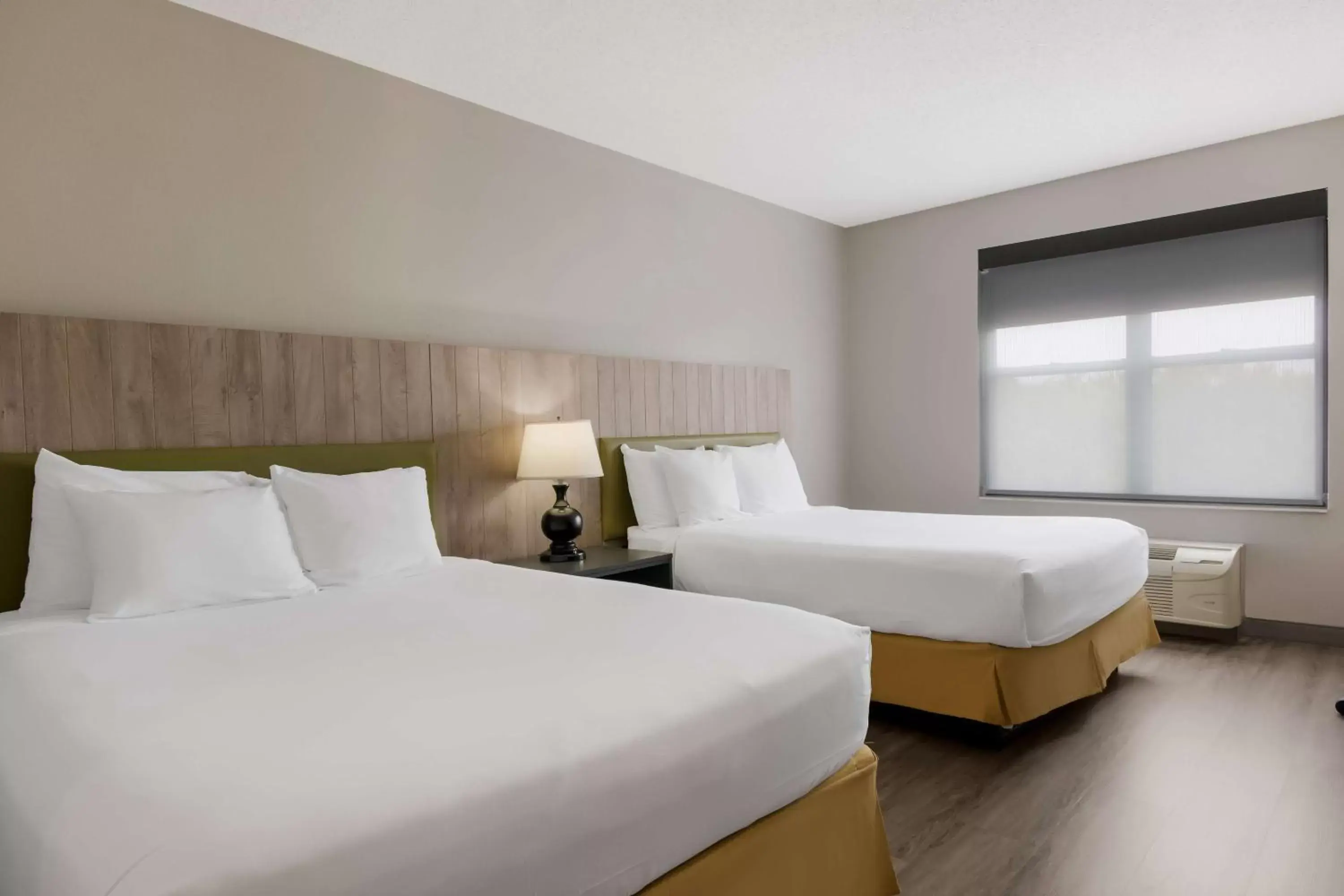 Bedroom, Bed in Country Inn & Suites by Radisson, Harrisburg Northeast (Hershey), PA