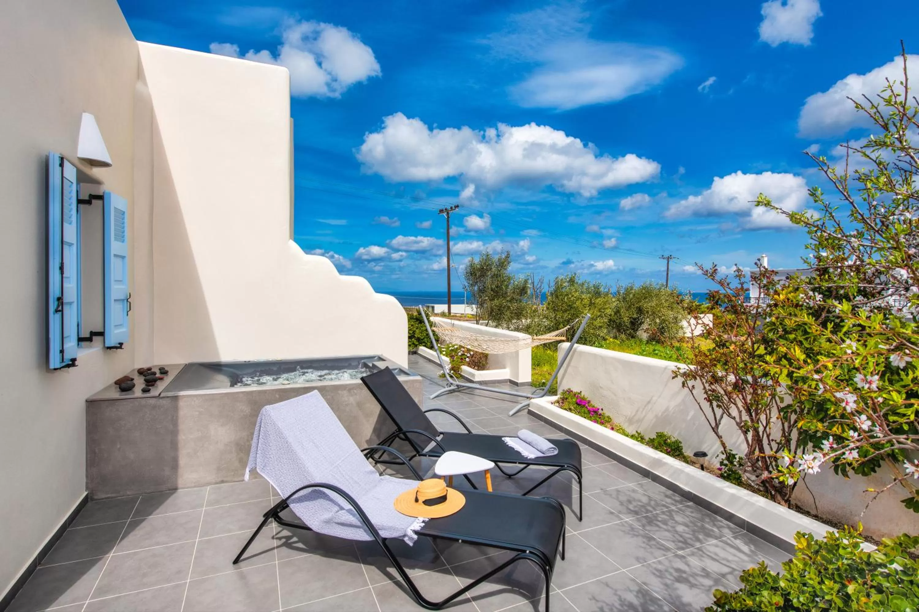 Abasa Traditional House with Outdoor Hot Tub in Abasa Suites