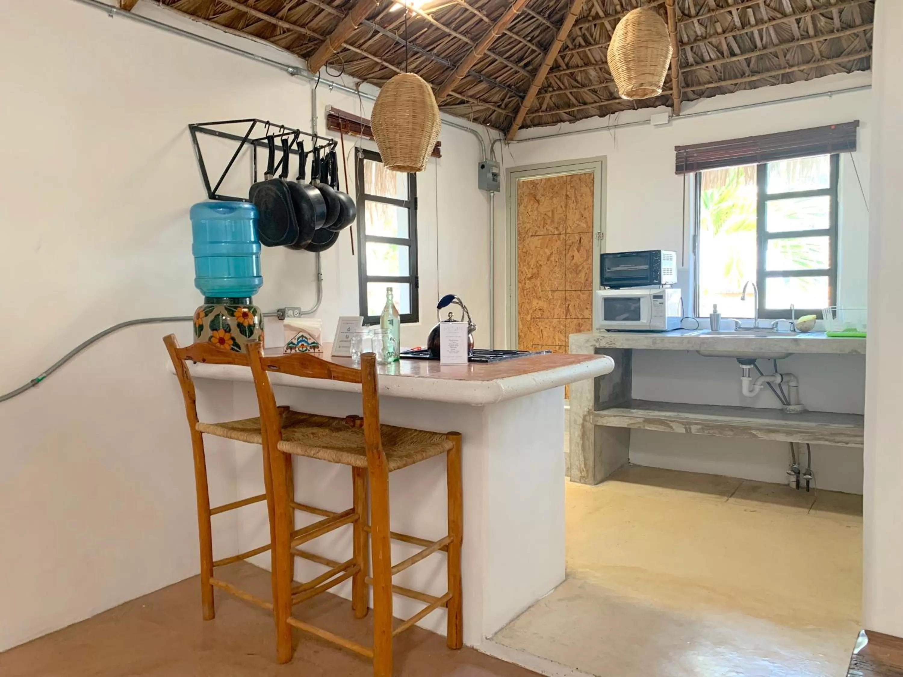 kitchen, TV/Entertainment Center in Perro Surfero Hotel