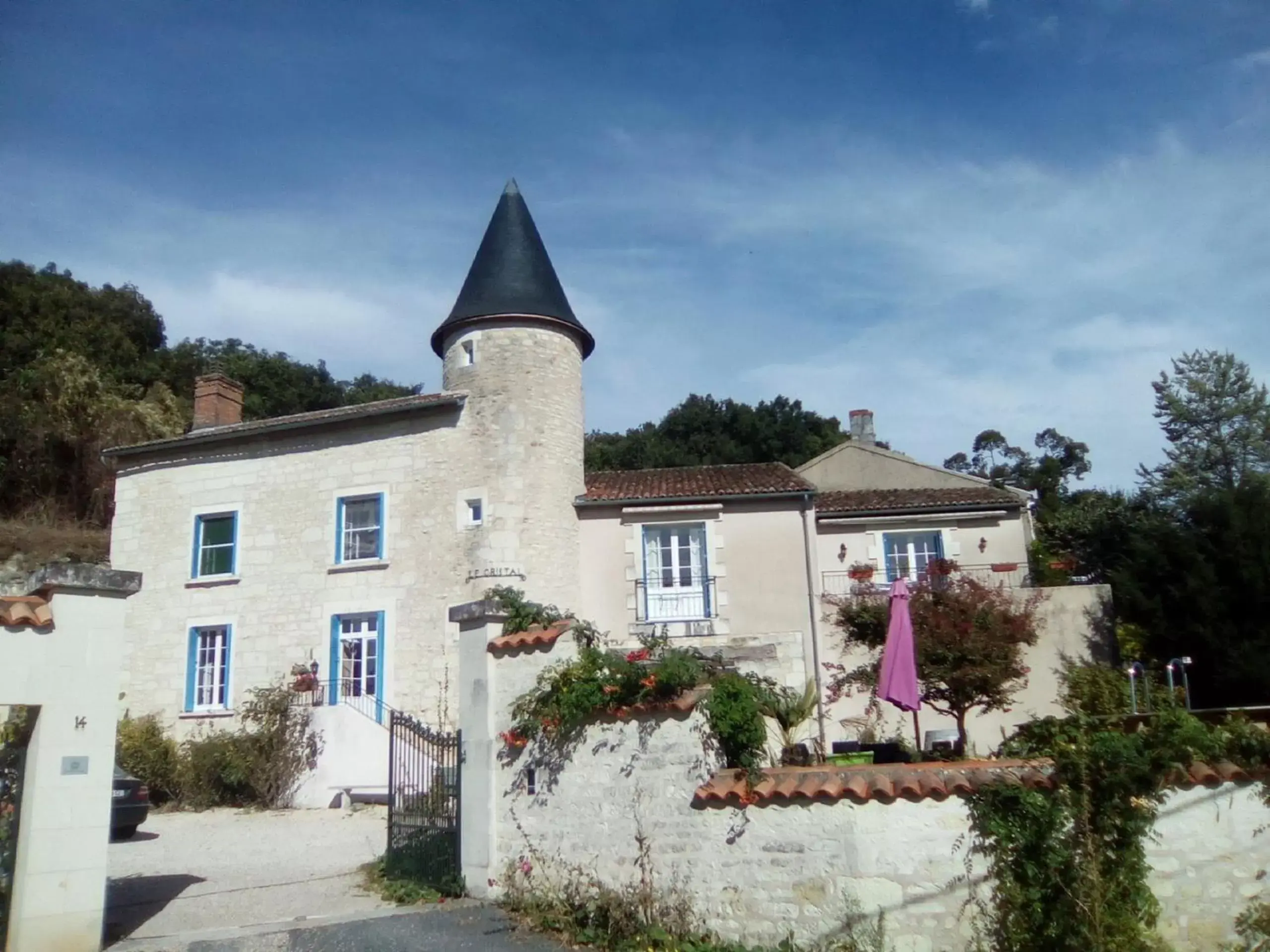 Facade/entrance, Property Building in Manoir Le Cristal - Futuroscope a petit prix , grandes chambres familiales 5-6 personnes ,