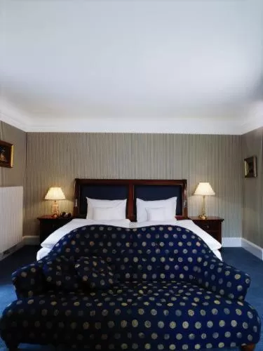 Photo of the whole room, Bed in Schloss Neutrauchburg