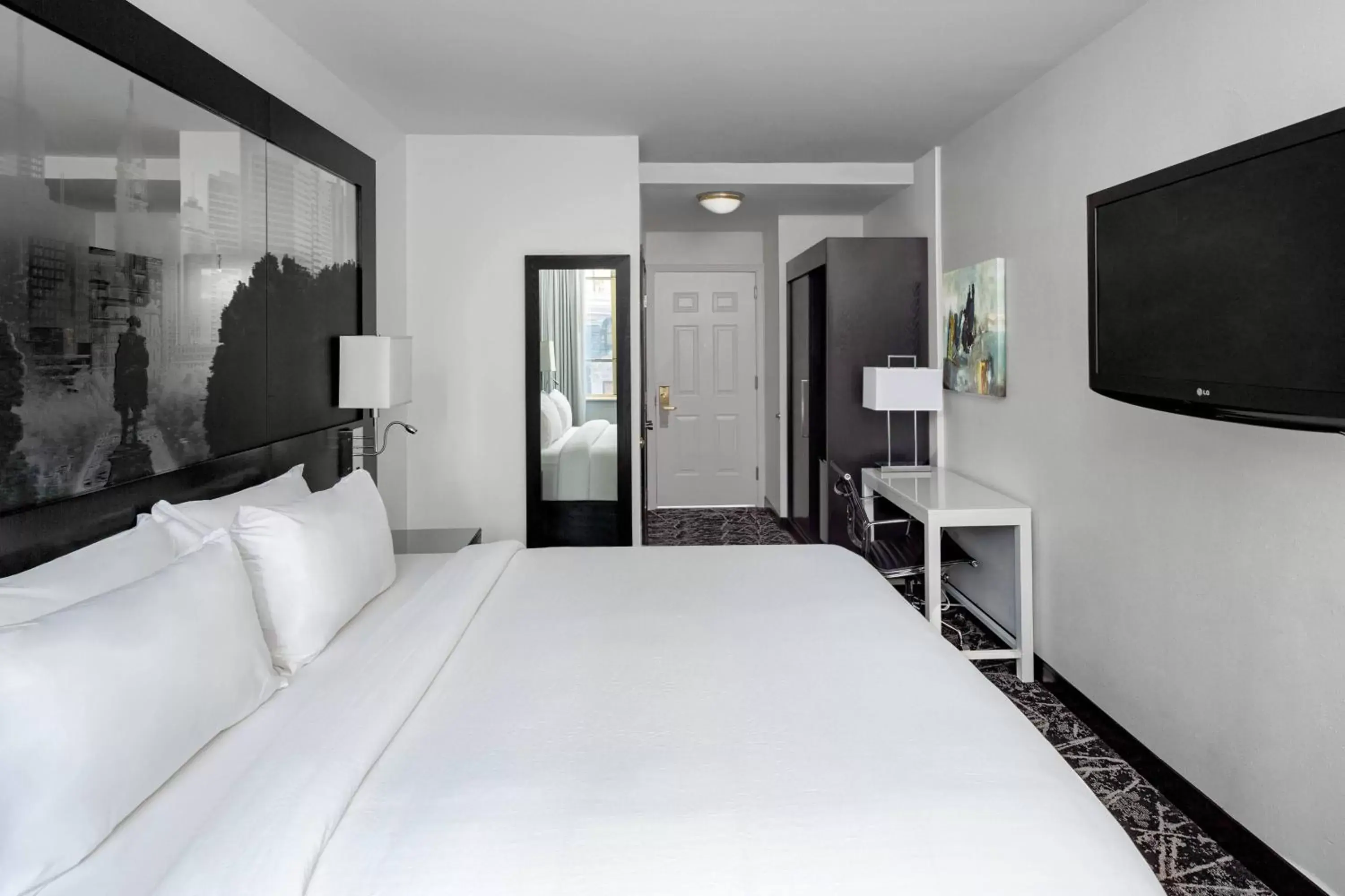 Bedroom, TV/Entertainment Center in Residence Inn by Marriott Philadelphia Center City