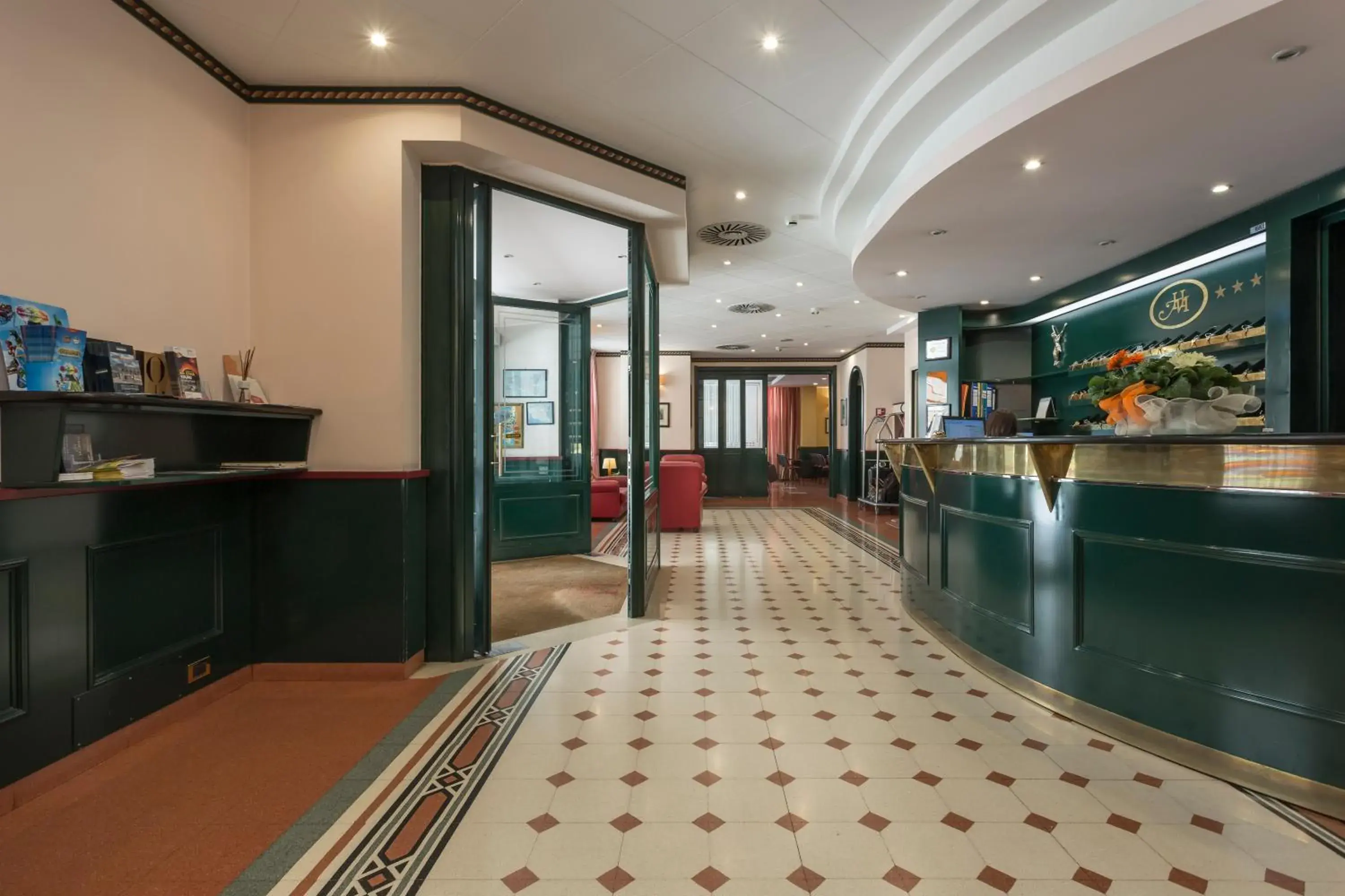 Lobby or reception in Hotel Montreal Lobby or reception in Hotel Montreal