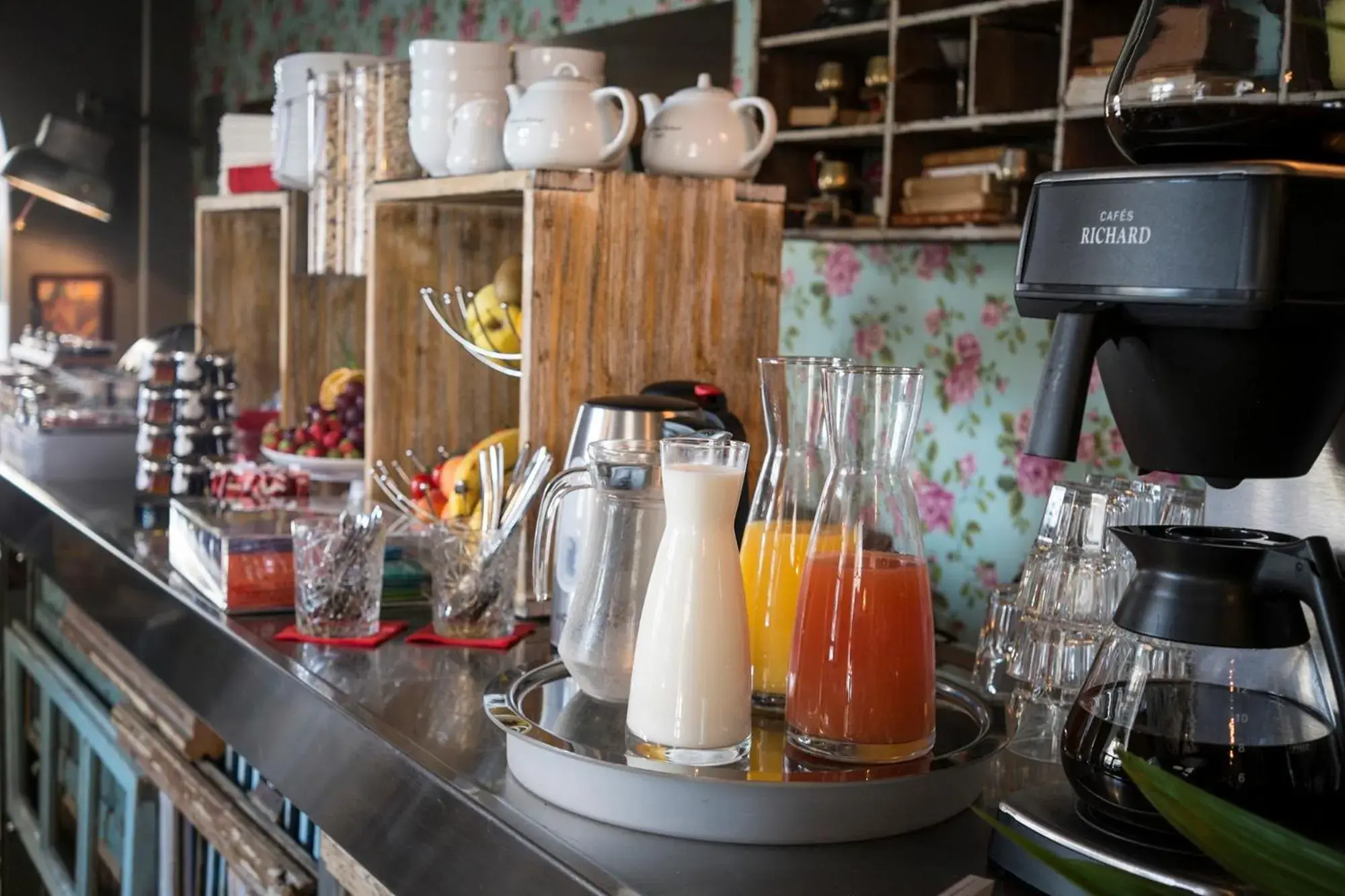 Continental breakfast, Kitchen/Kitchenette in Hotel Le G (ex Le Geneve)