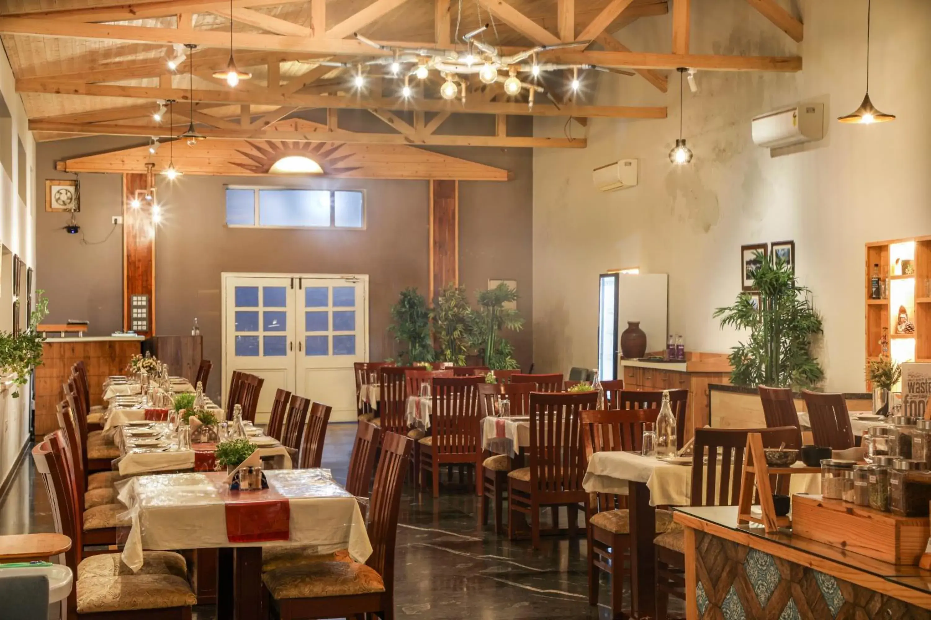 Restaurant/places to eat in Hotel SunGrace Restaurant/places to eat in Hotel SunGrace