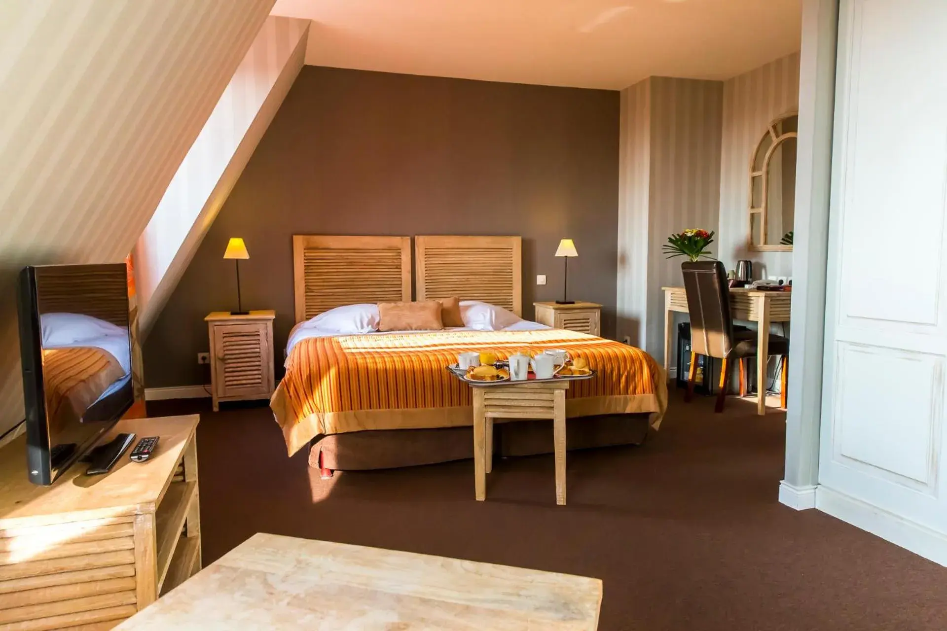 Photo of the whole room, Bed in Almoria Hôtel & SPA