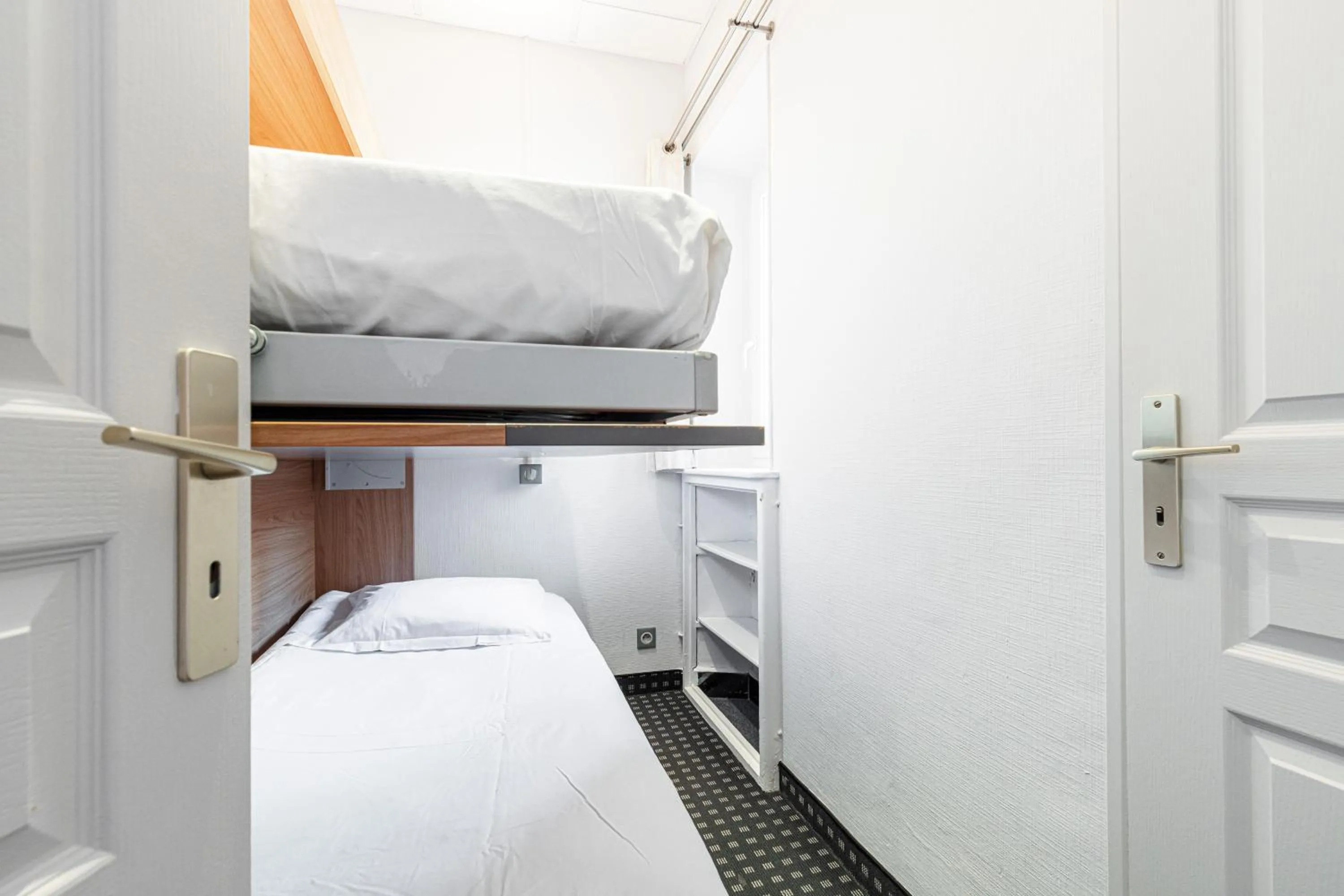 bunk bed in Modern Waikiki Hotel