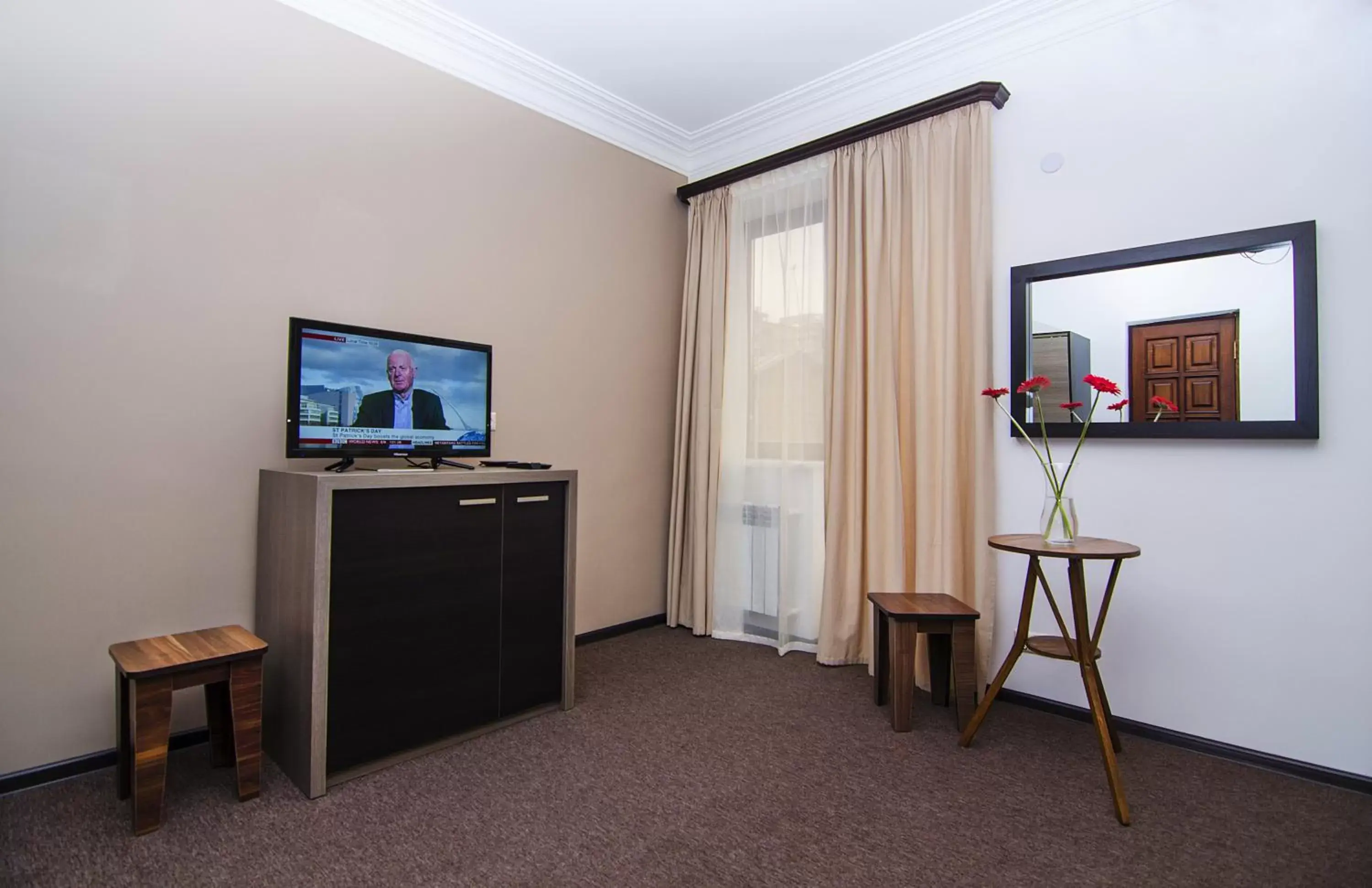 Bedroom, TV/Entertainment Center in City Centre Hotel By Picnic