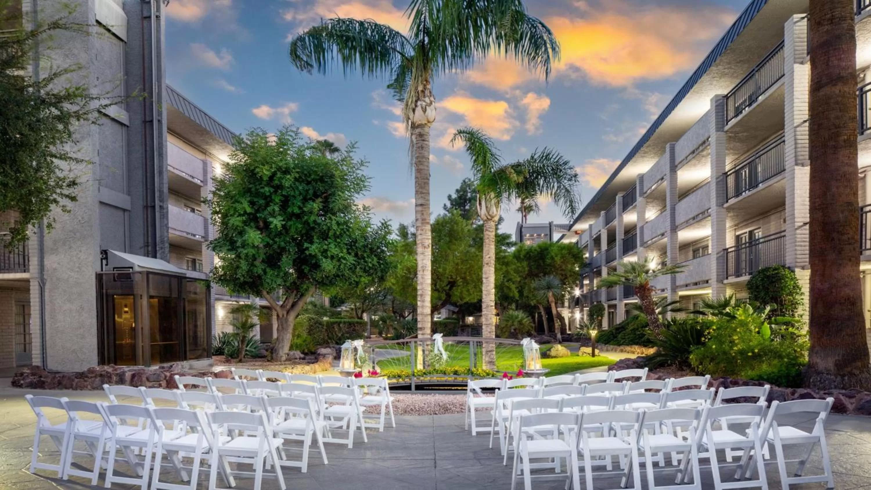 Restaurant/places to eat in Holiday Inn and Suites Phoenix Airport North by IHG