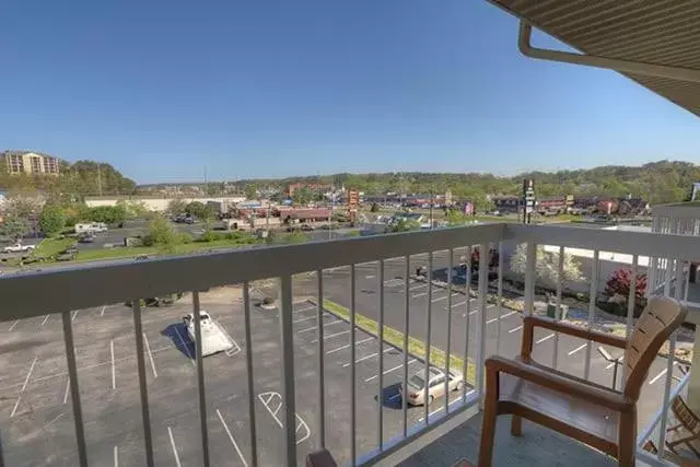 City view, Balcony/Terrace in Comfort Inn & Suites at Dollywood Lane