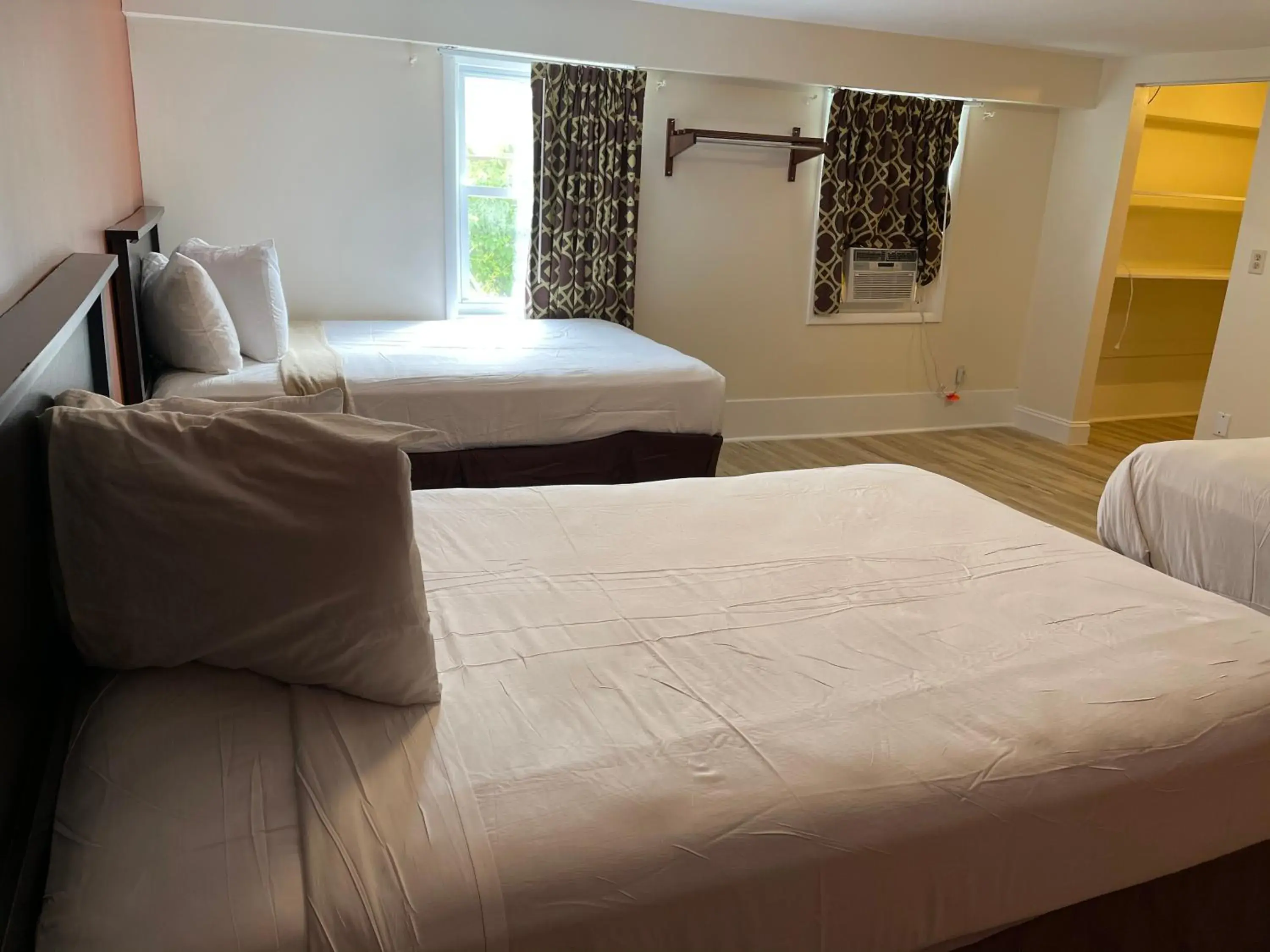 Bed in Wildwood Inn, a Travelodge by Wyndham