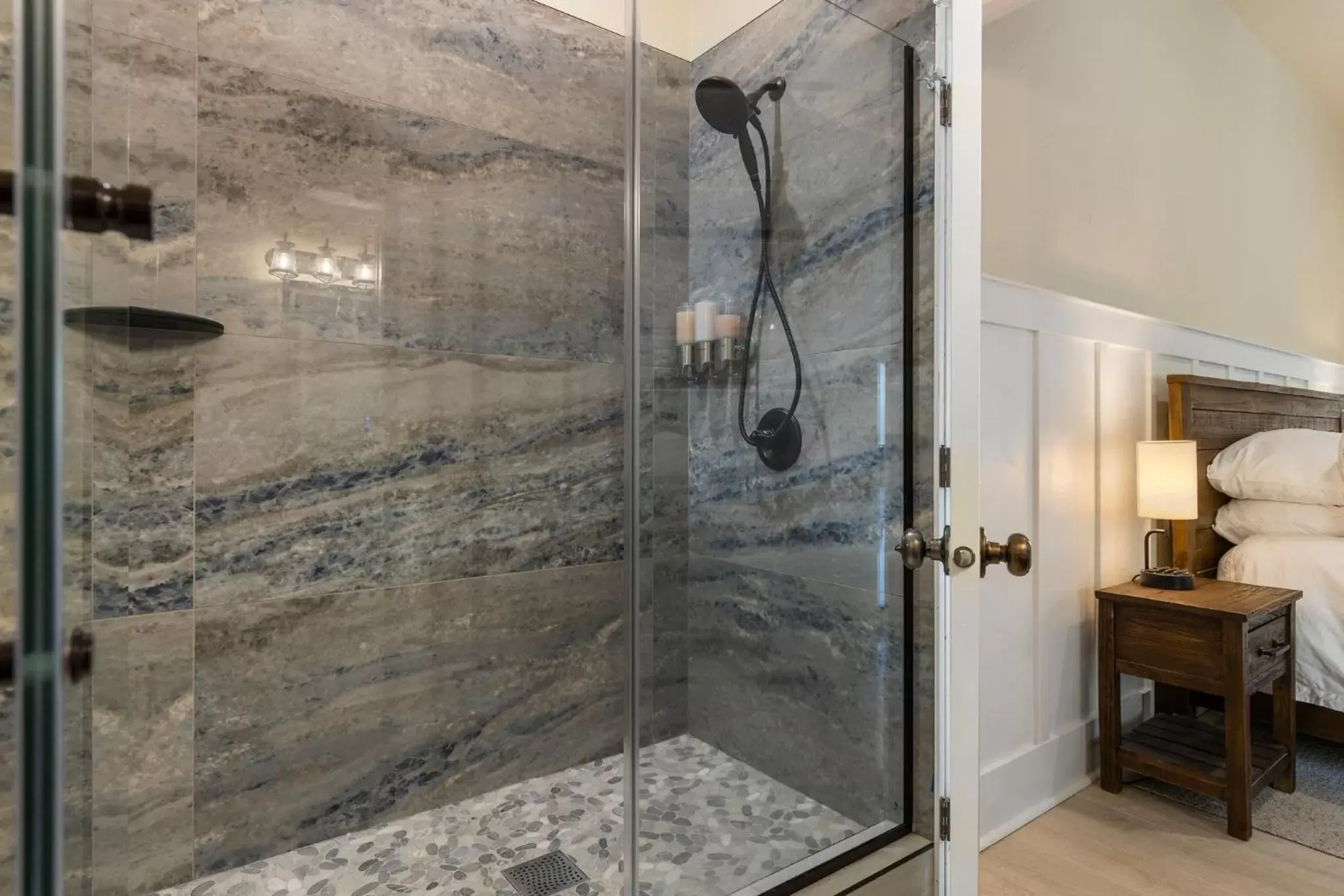 Shower, Bathroom in Waterfront Inn