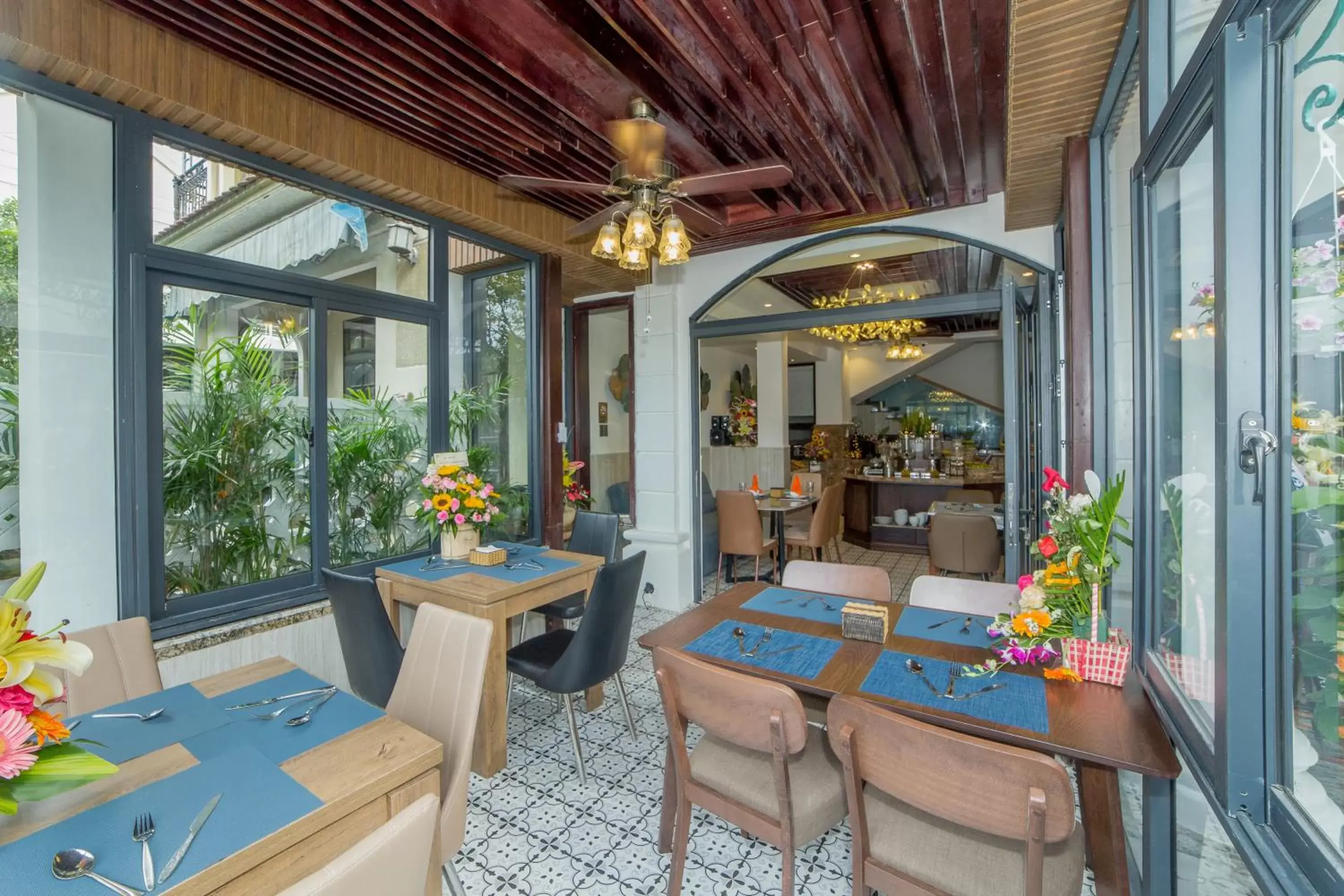 Restaurant/places to eat in Hoang Trinh Hotel Restaurant/places to eat in Hoang Trinh Hotel