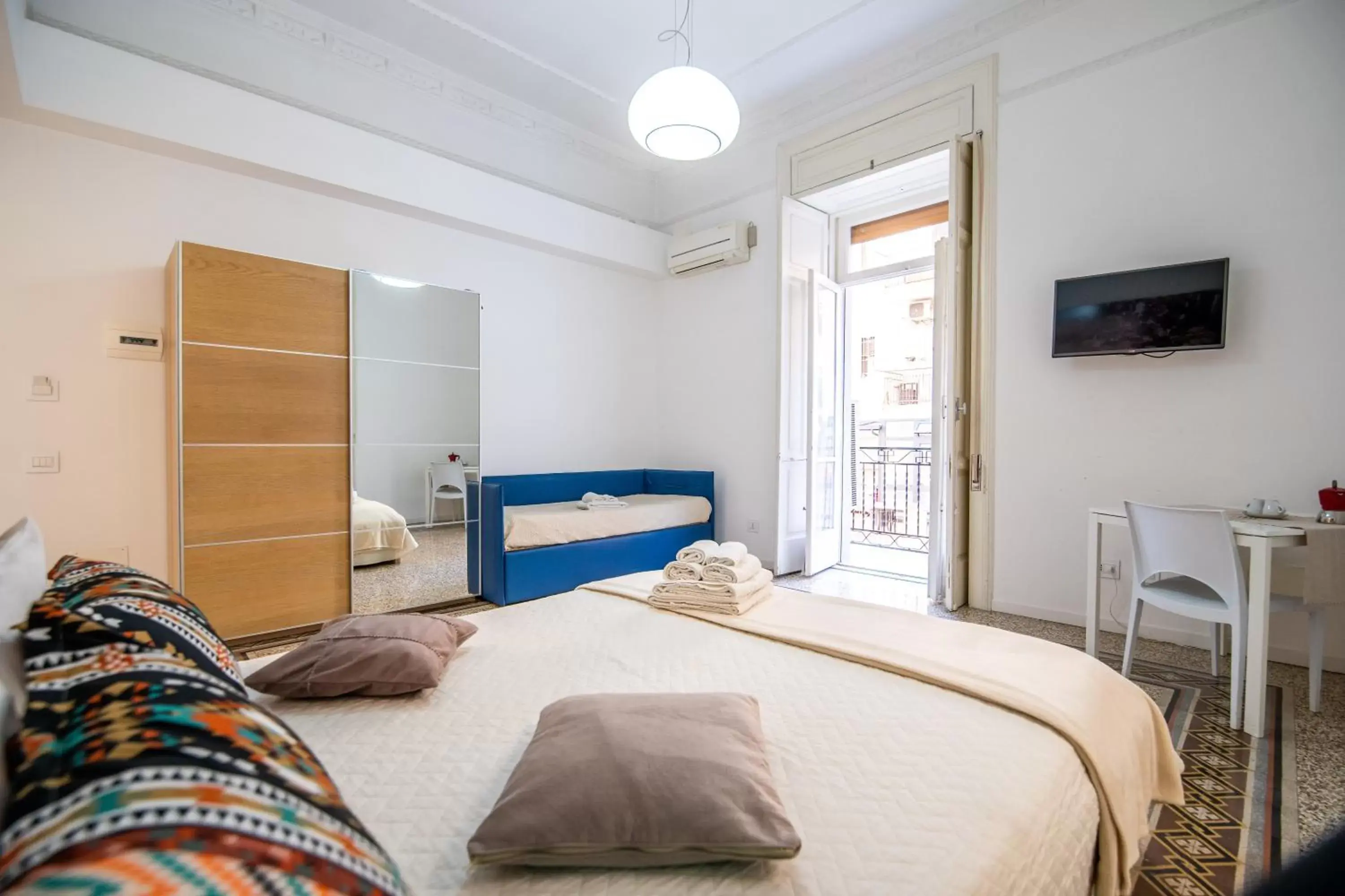 TV and multimedia, Bed in Bed&Breakfast Salerno