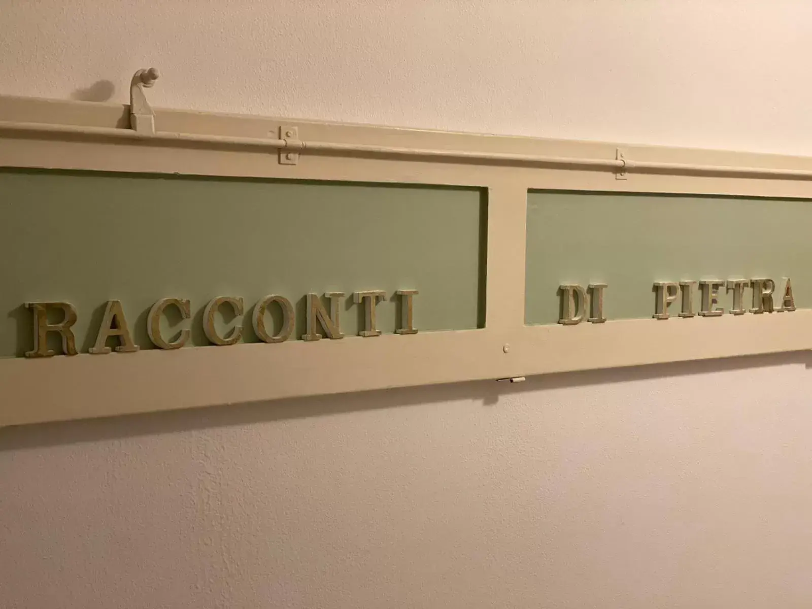 Text overlay, Property Logo/Sign in Racconti di pietra