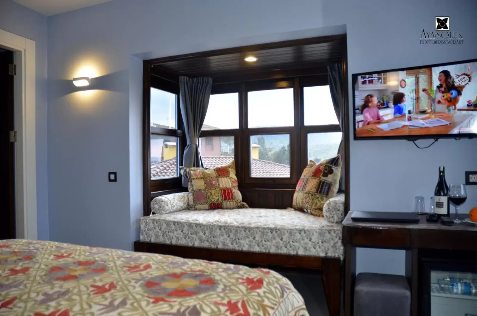 Bed, TV/Entertainment Center in Ayasoluk Hotel & Restaurant